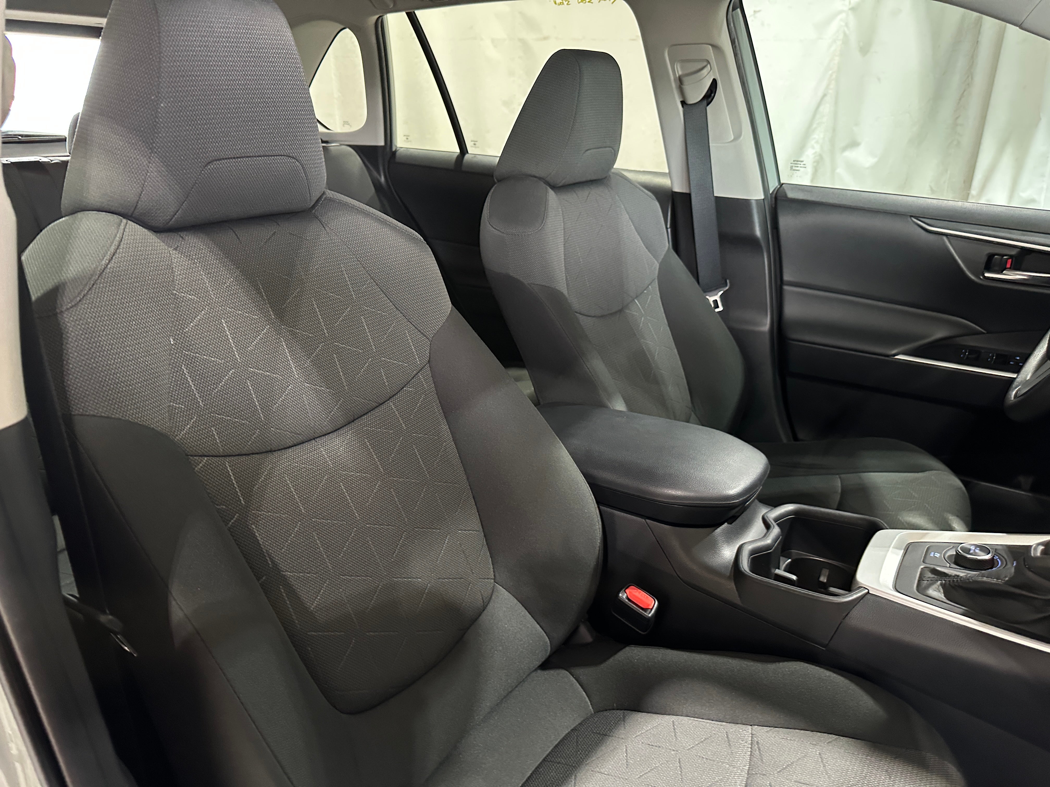 2022 Toyota RAV4 XLE 2