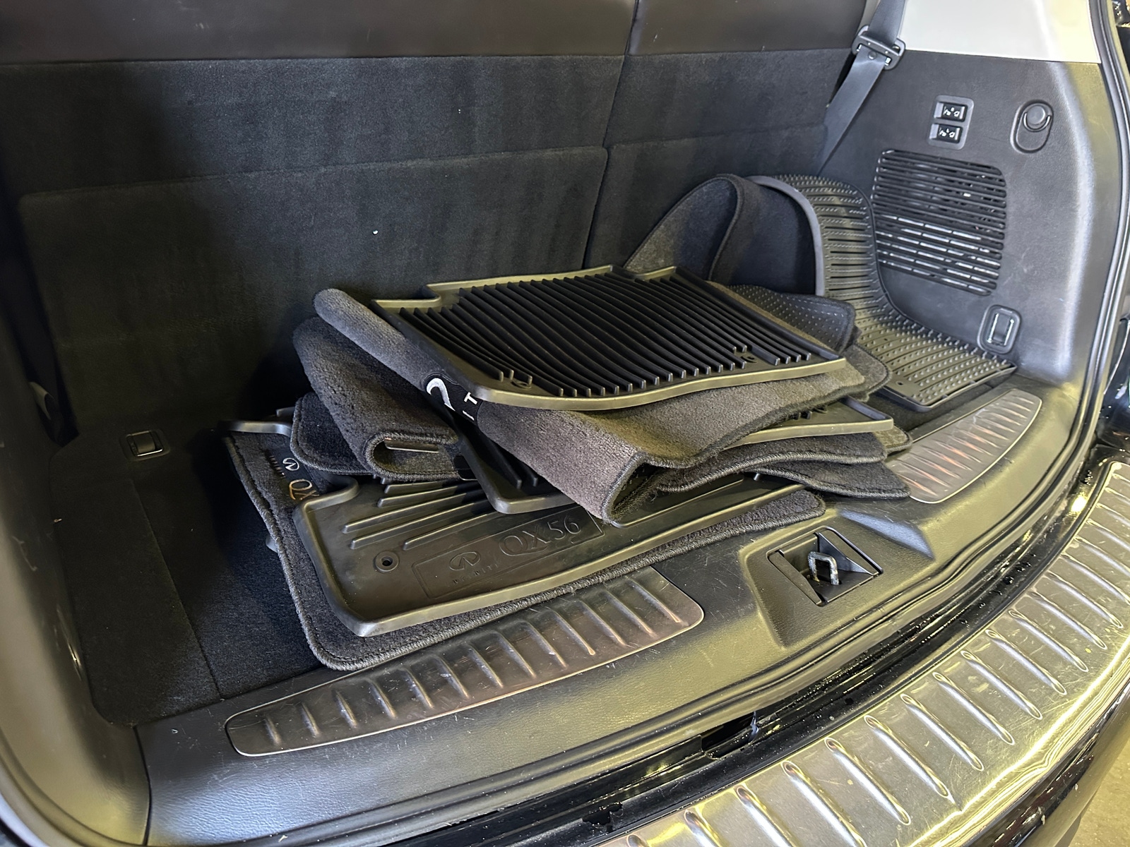Thumbnail: 2012 INFINITI QX56 - 6