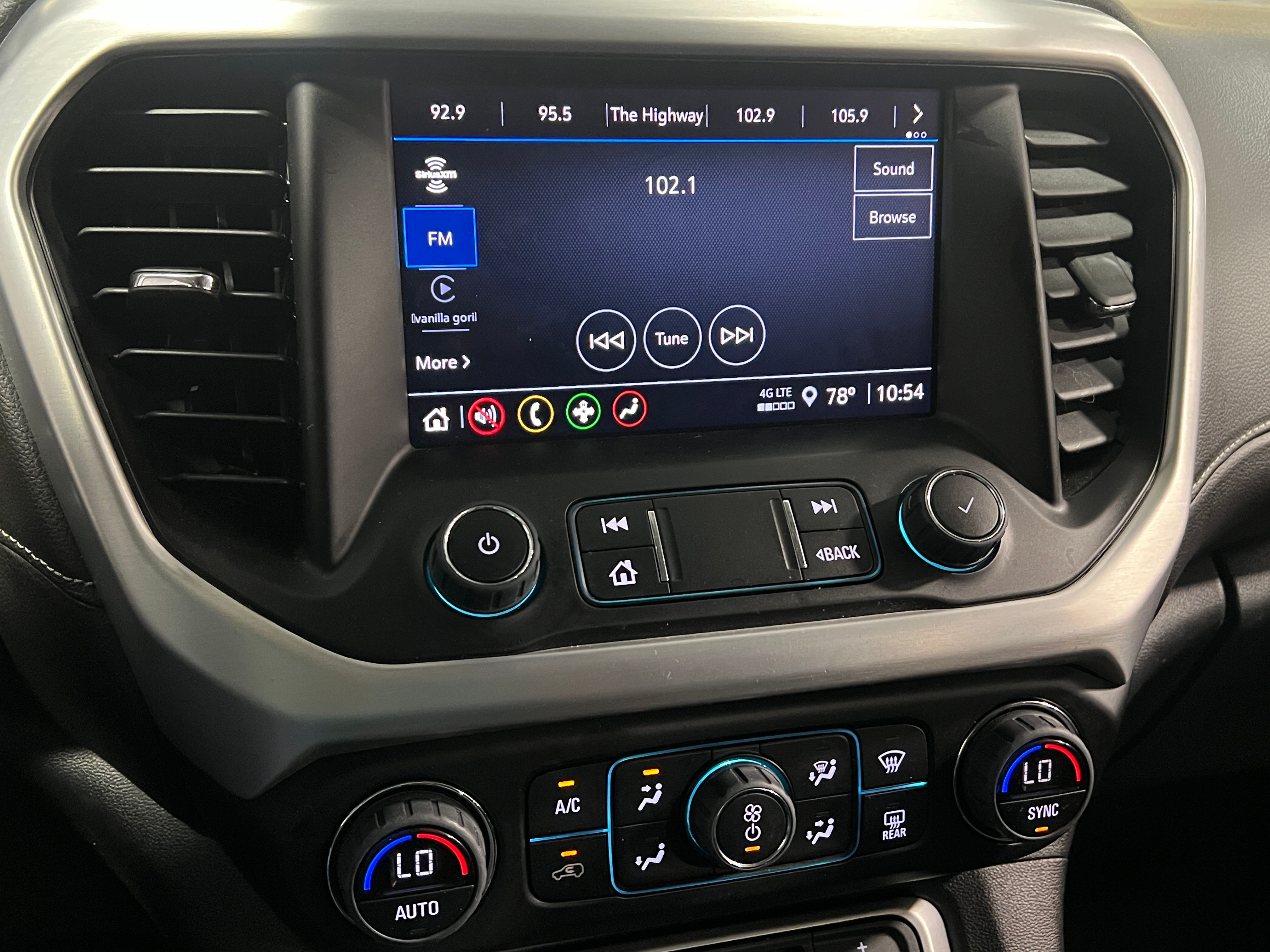 2023 GMC Acadia SLE 4