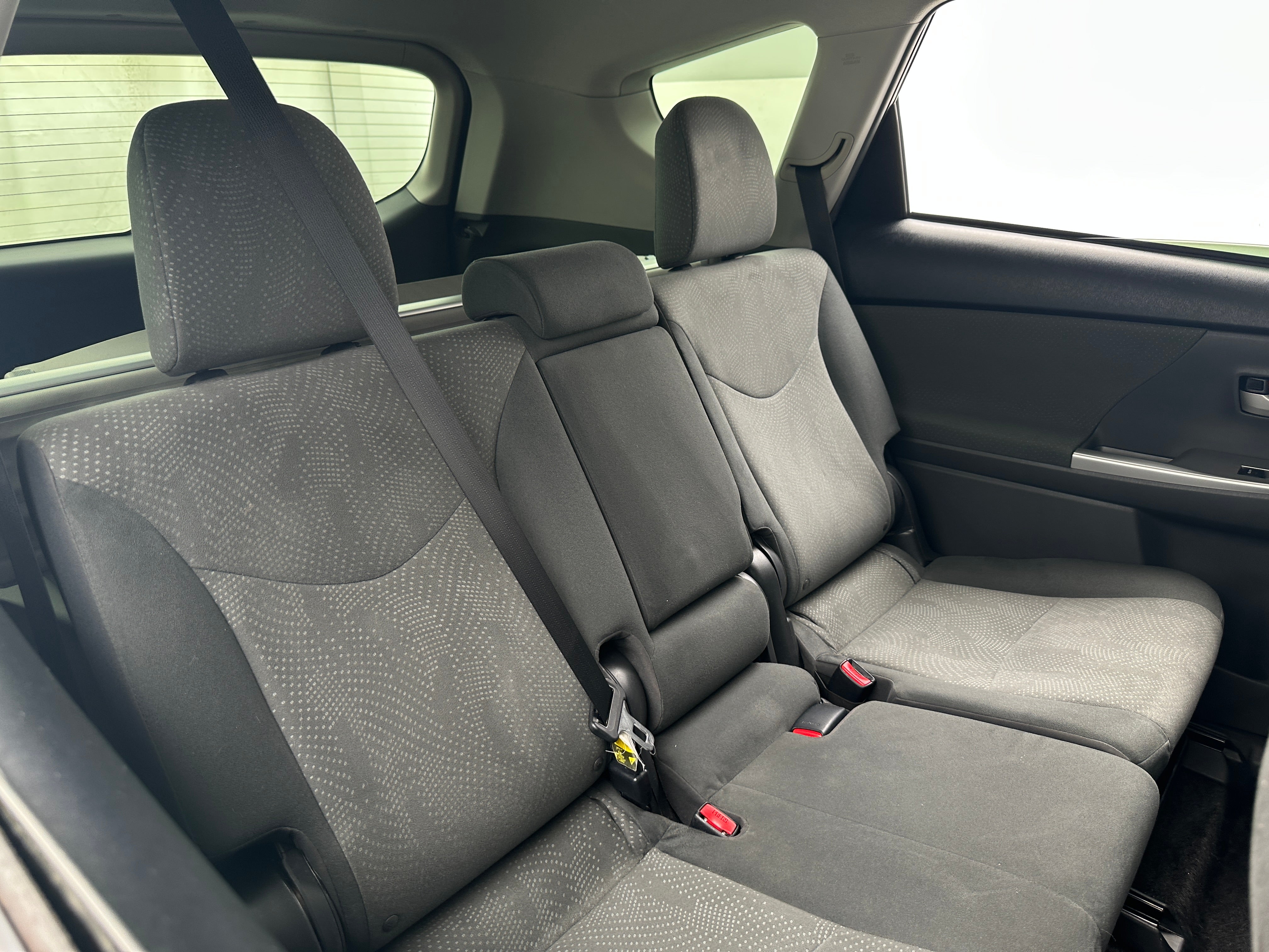 2014 Toyota Prius v Two 6