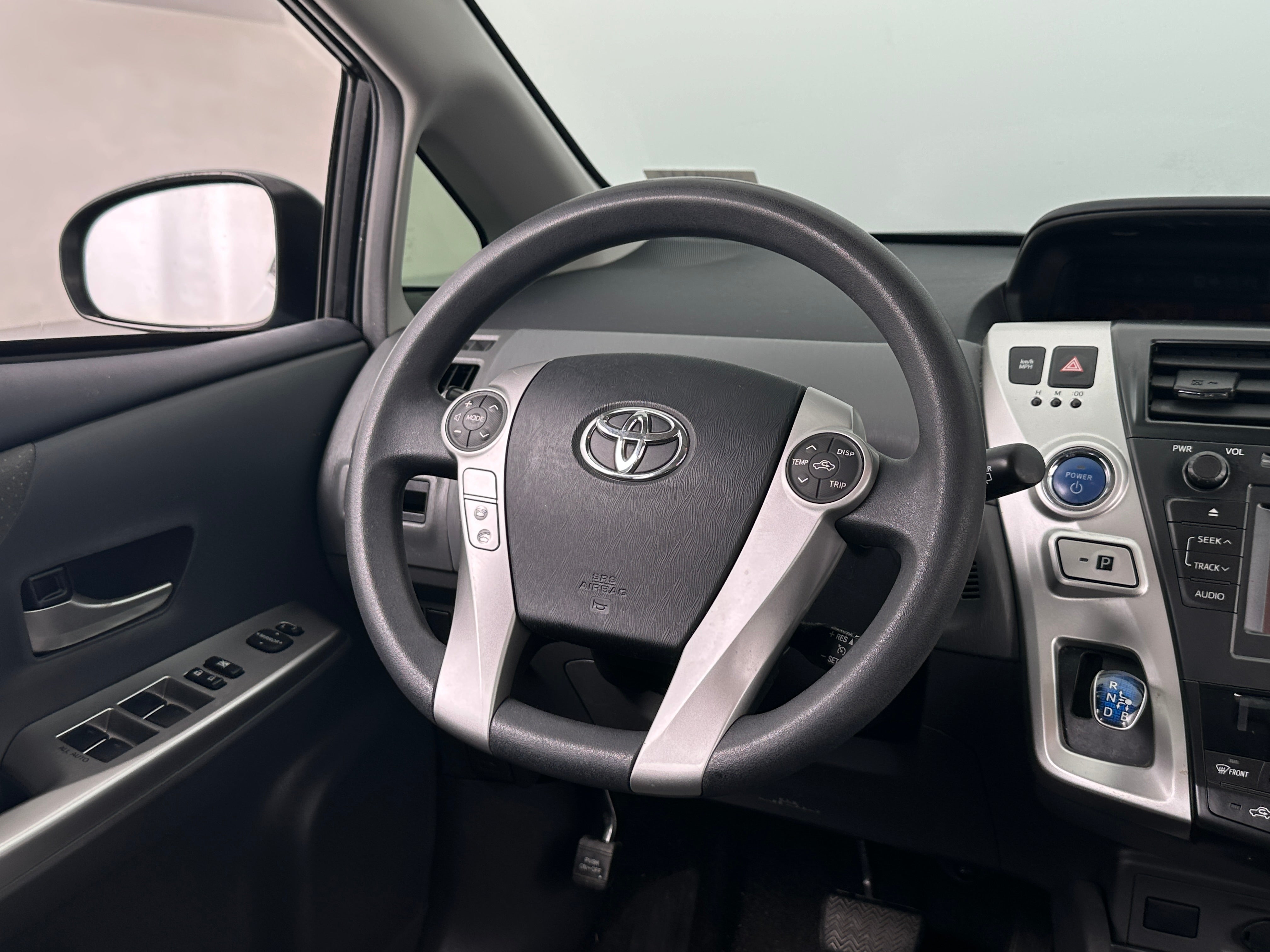 2014 Toyota Prius v Two 5