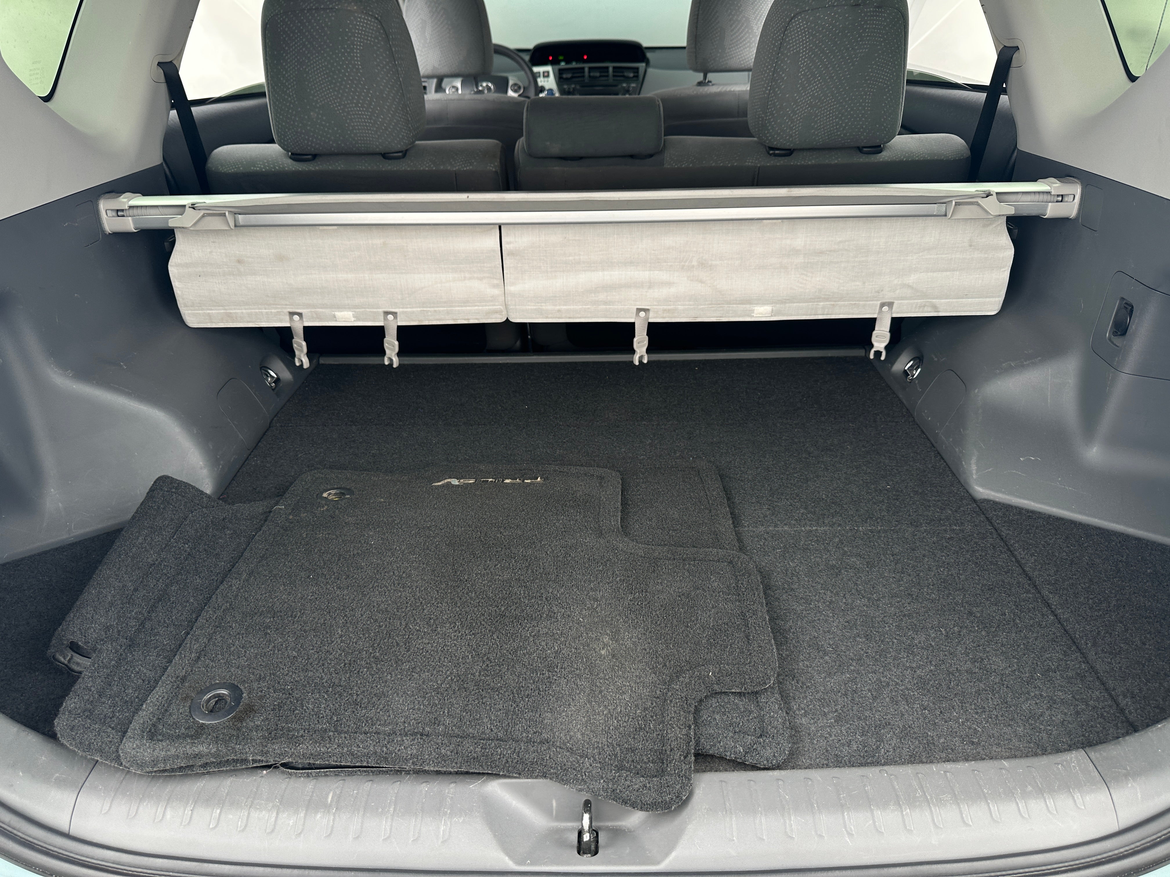2014 Toyota Prius v Two 7