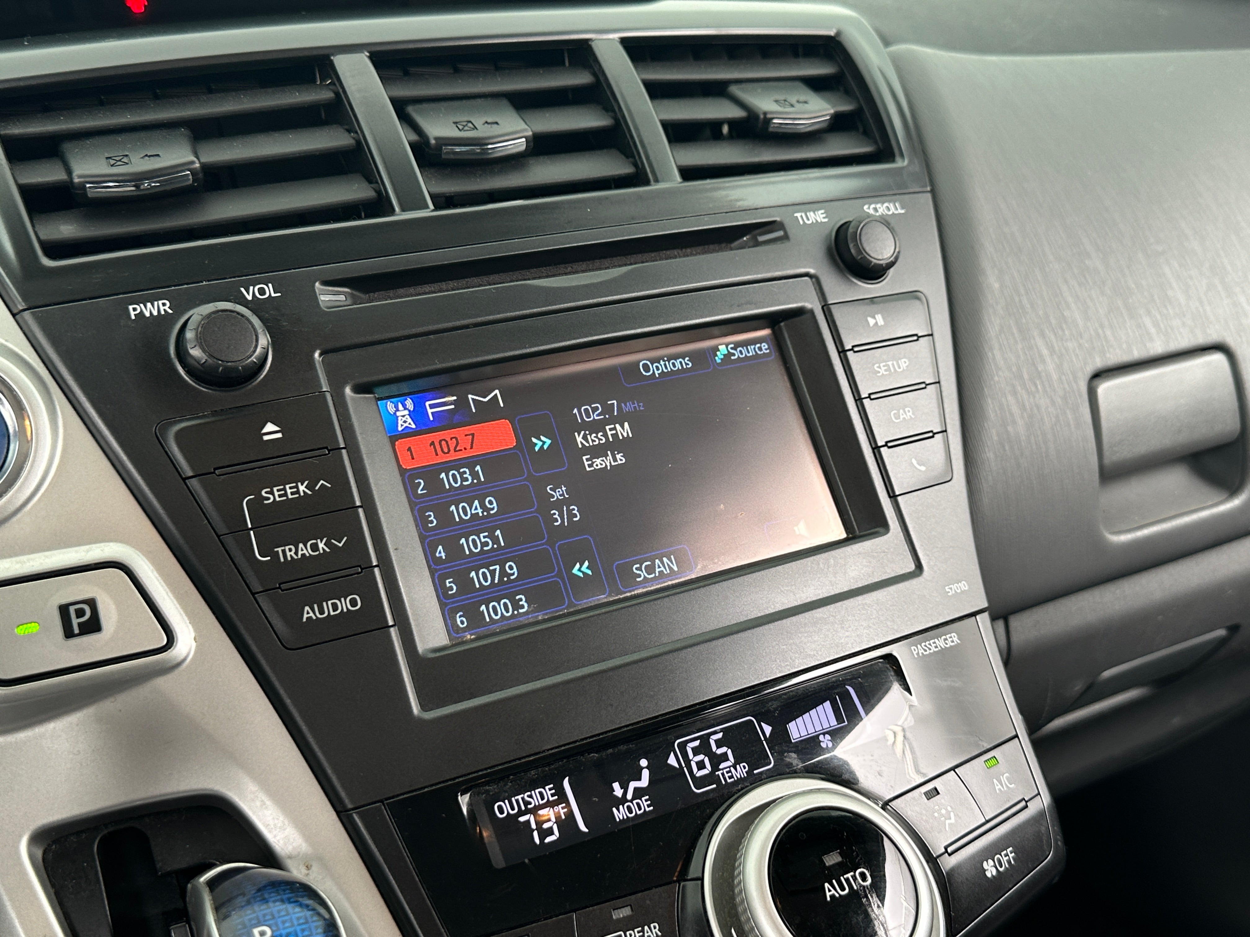 2014 Toyota Prius v Two 4