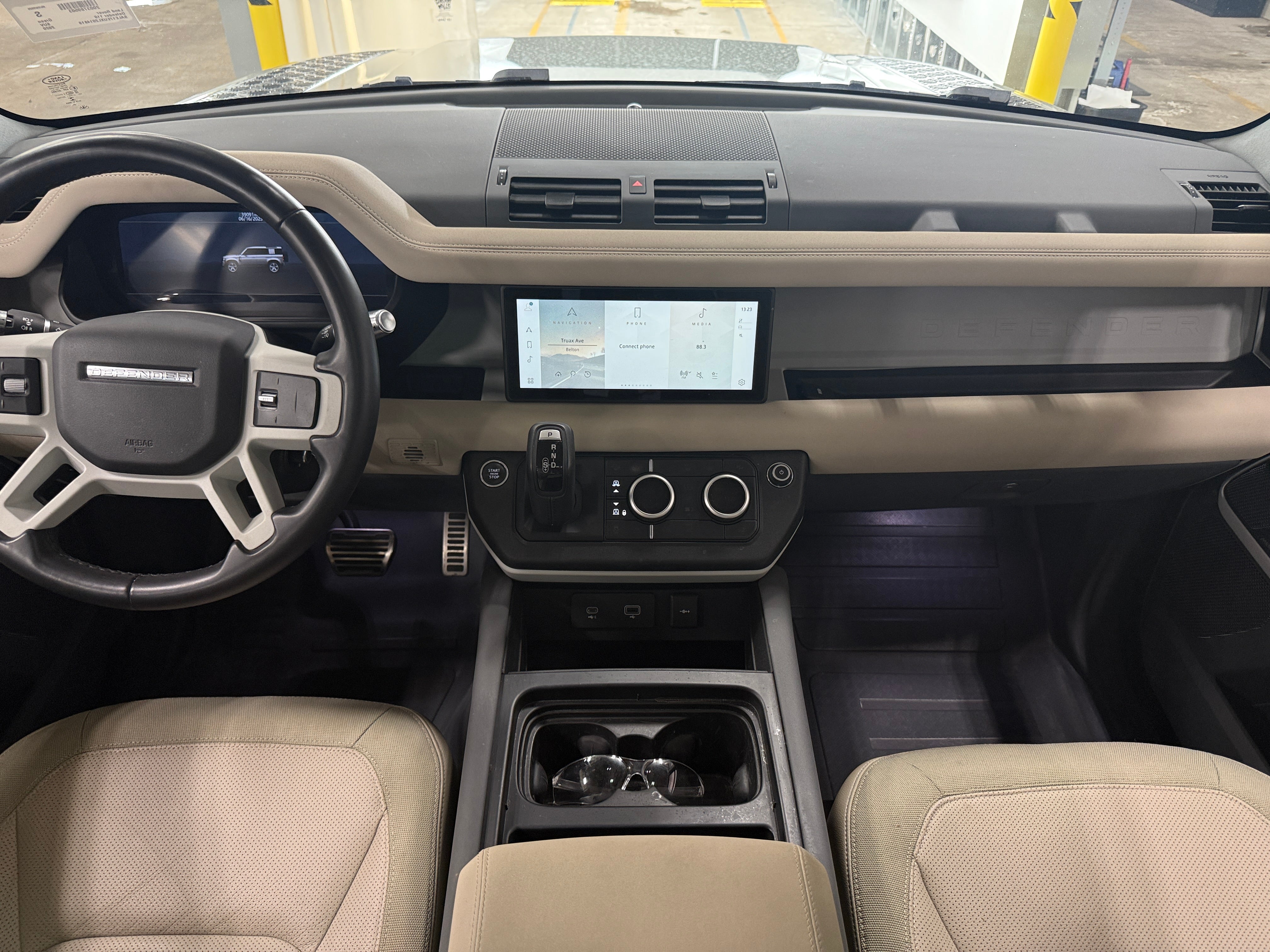 Thumbnail: 2020 Land Rover Defender - 2