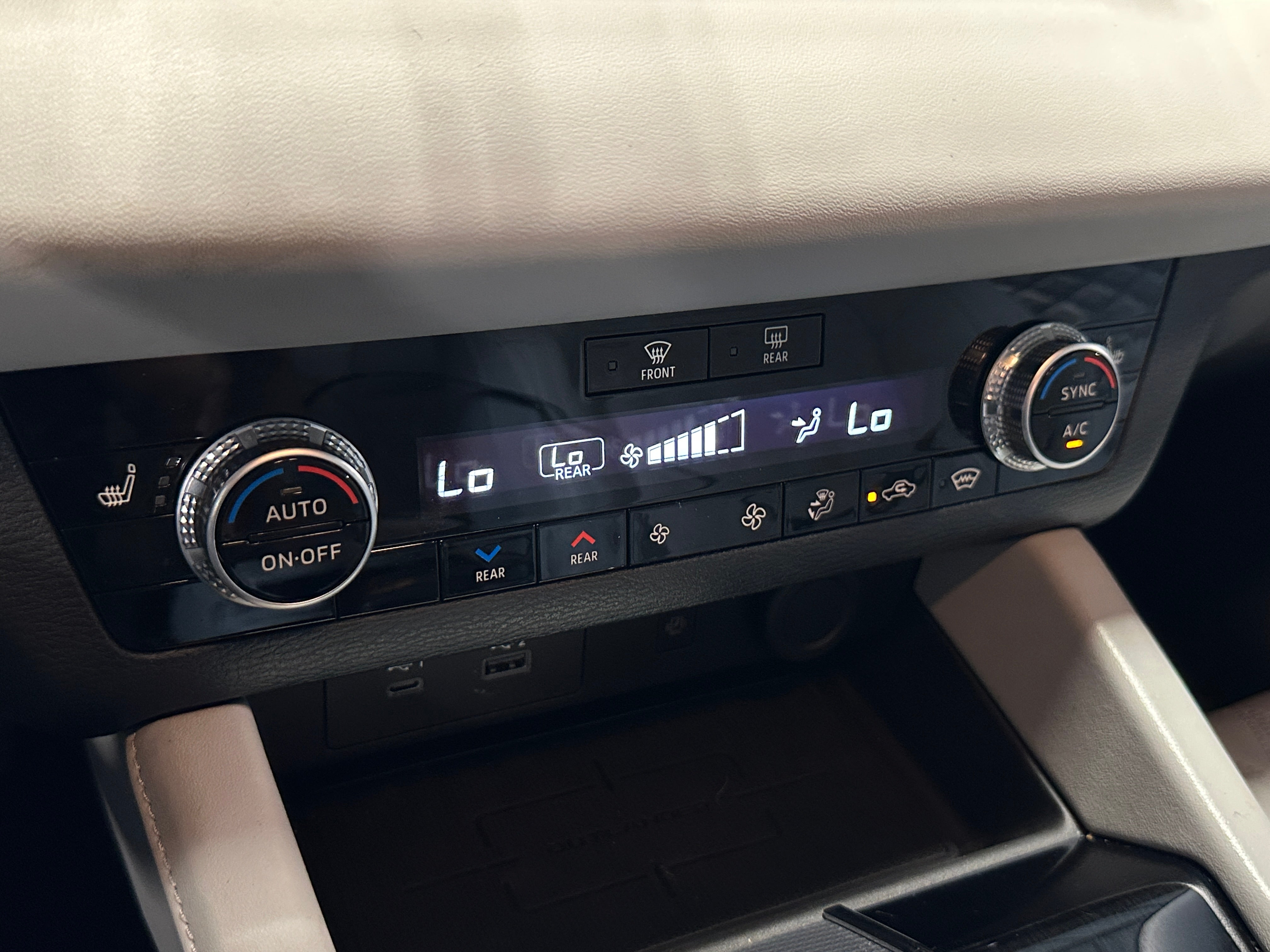 Thumbnail: 2023 Mitsubishi Outlander - 3