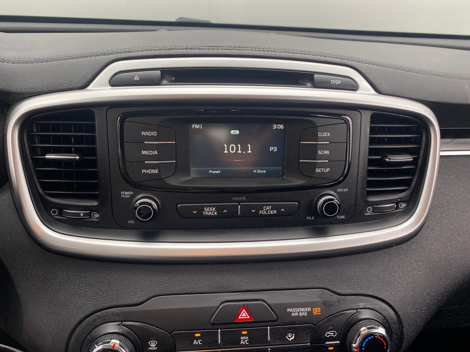 Thumbnail: 2018 Kia Sorento - 4