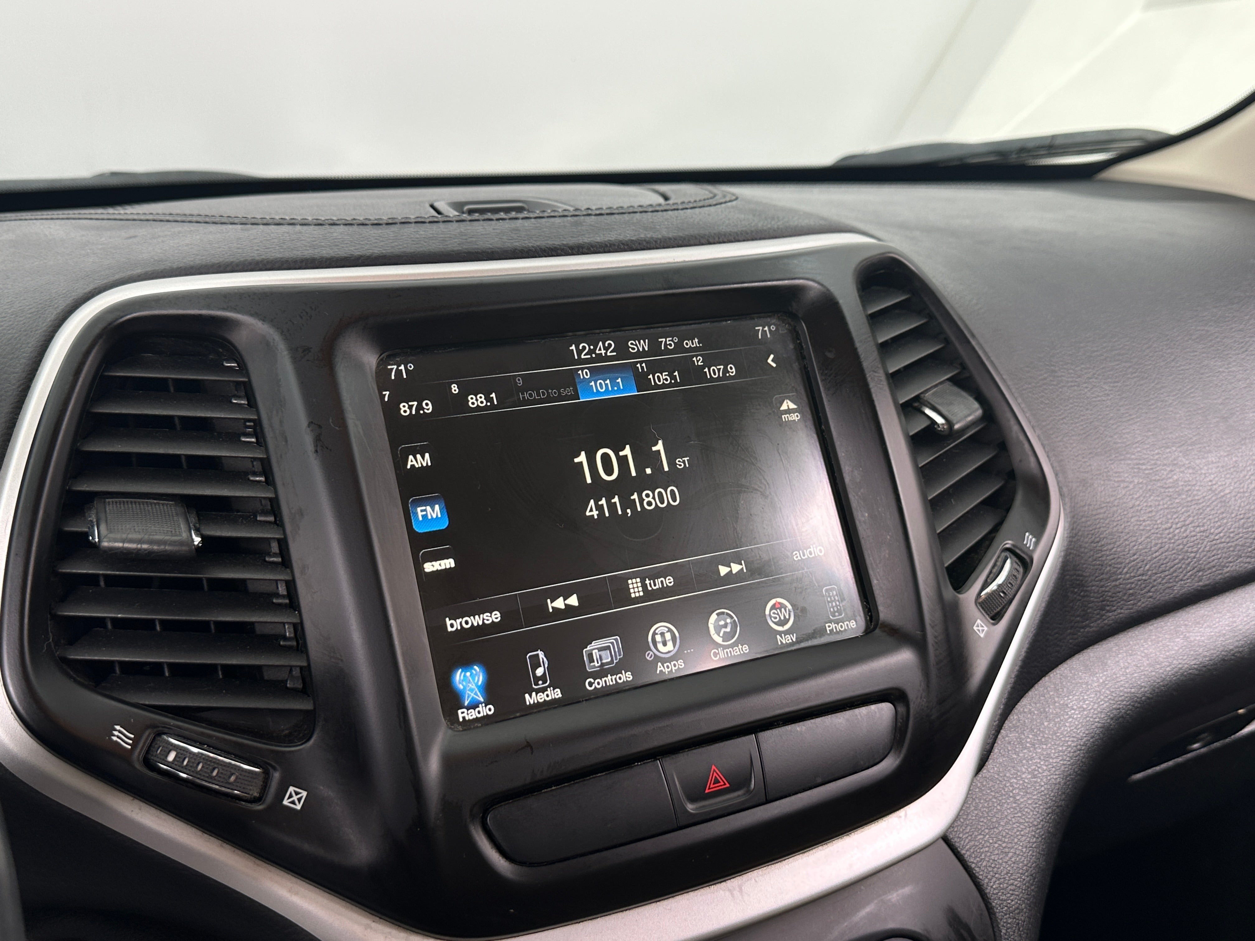 Thumbnail: 2017 Jeep Cherokee - 4