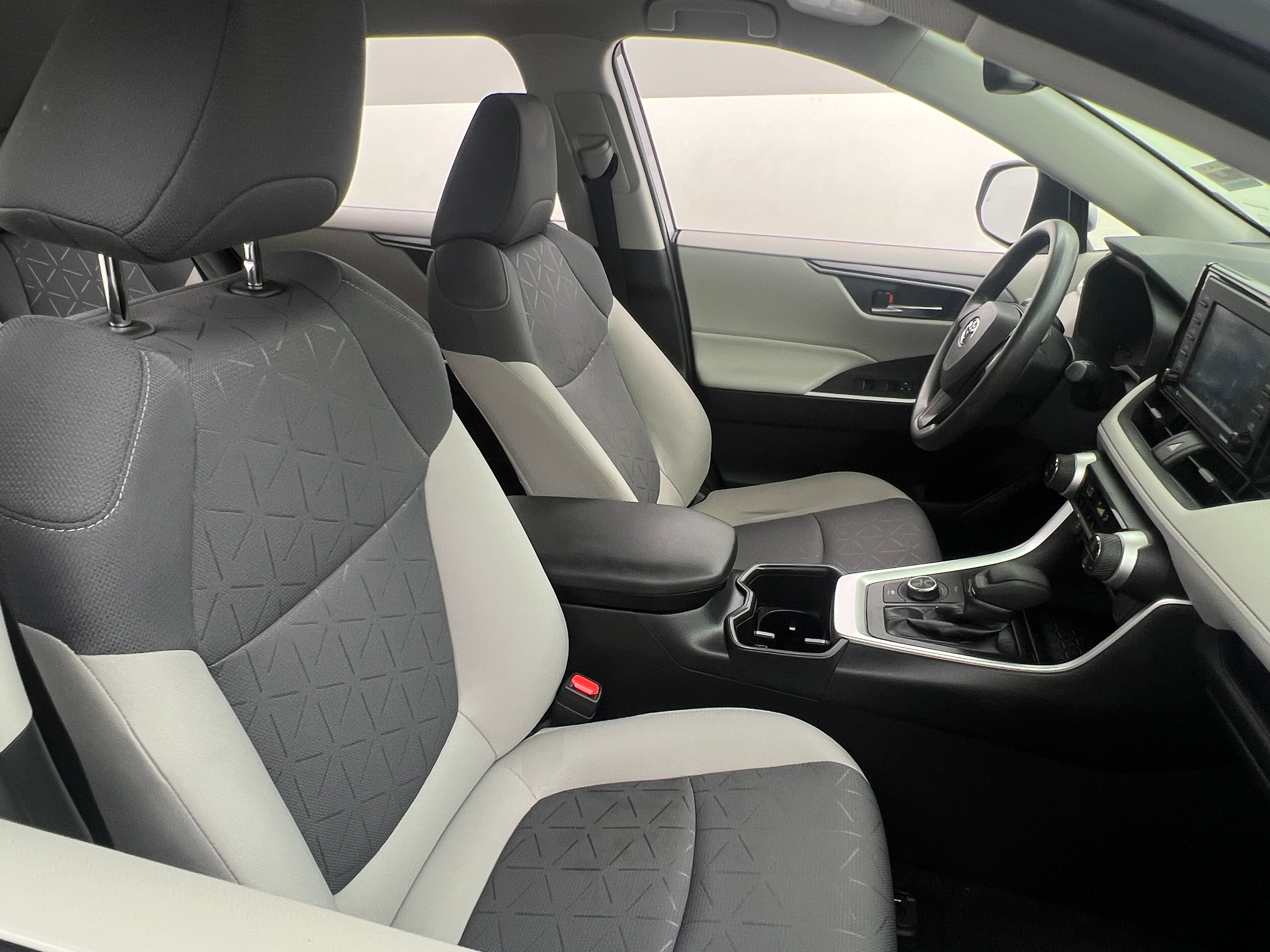 2022 Toyota RAV4 XLE 2