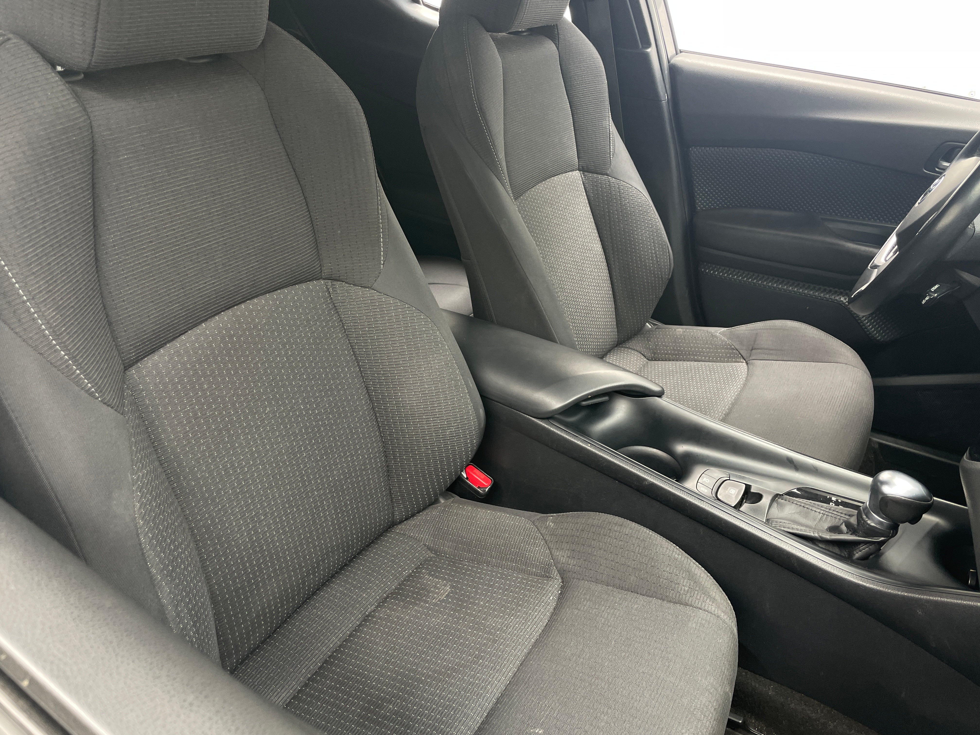 2018 Toyota C-HR XLE 2