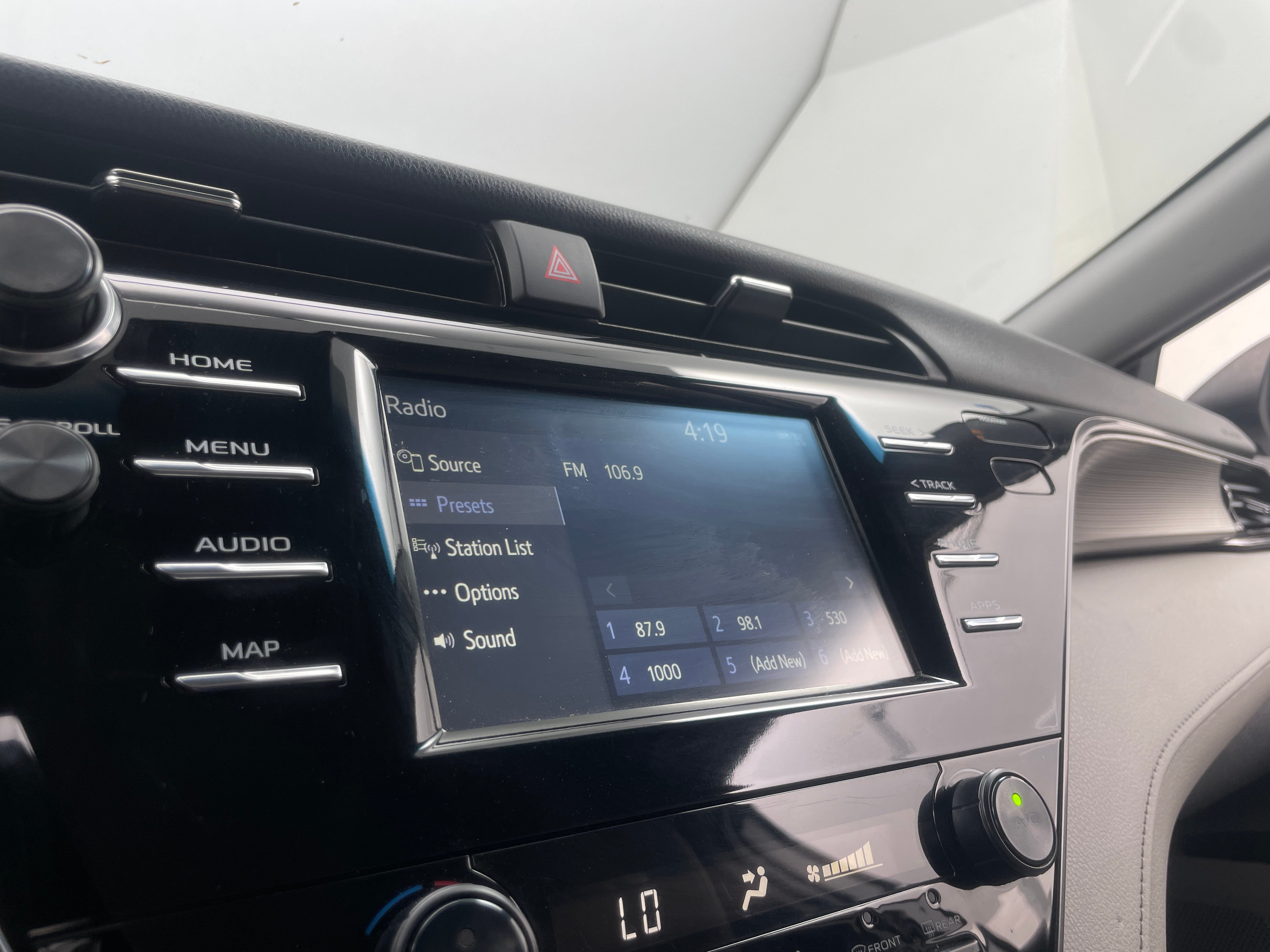 2019 Toyota Camry SE 4