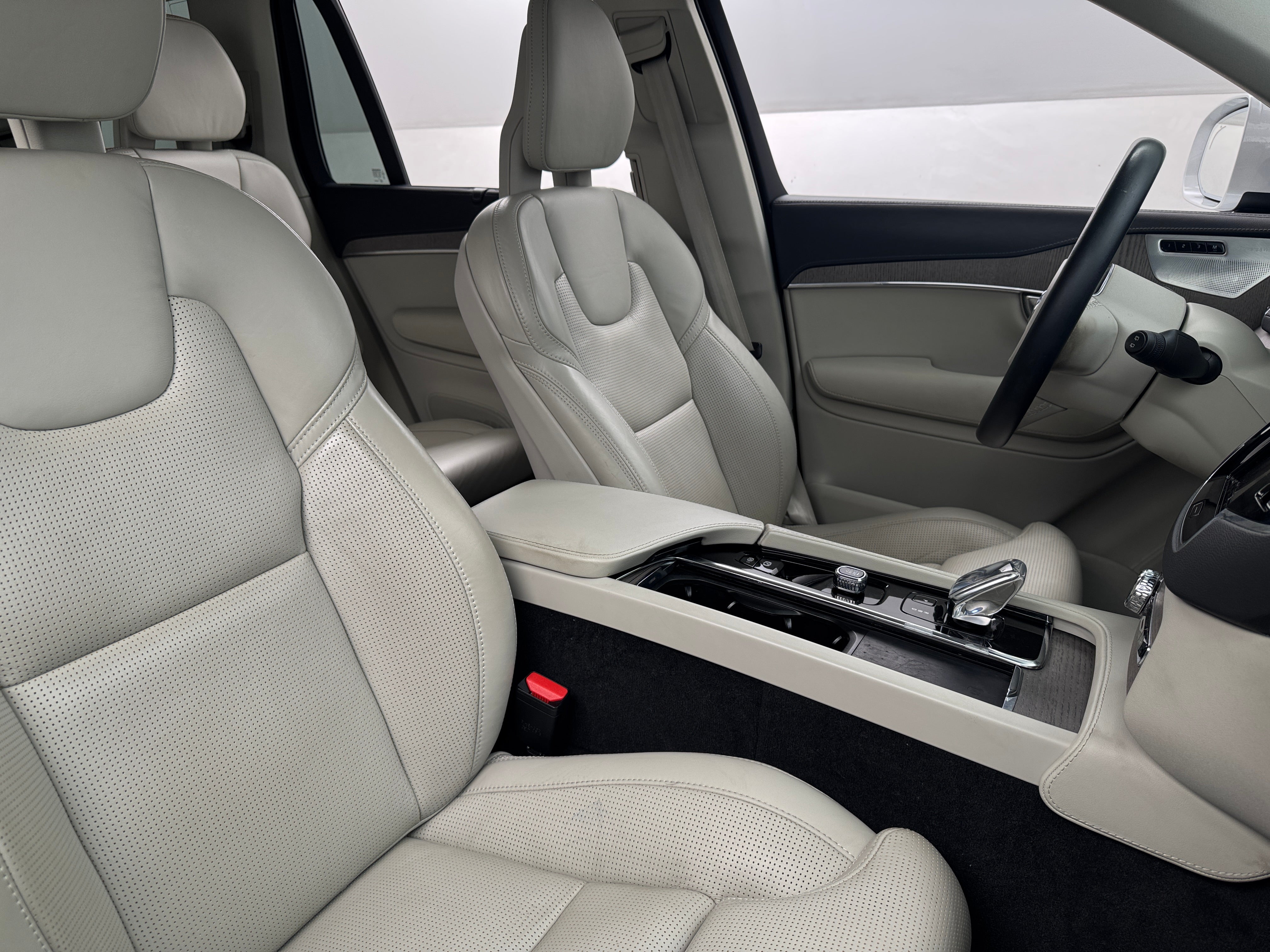 2022 Volvo XC90 T8 Plus 2
