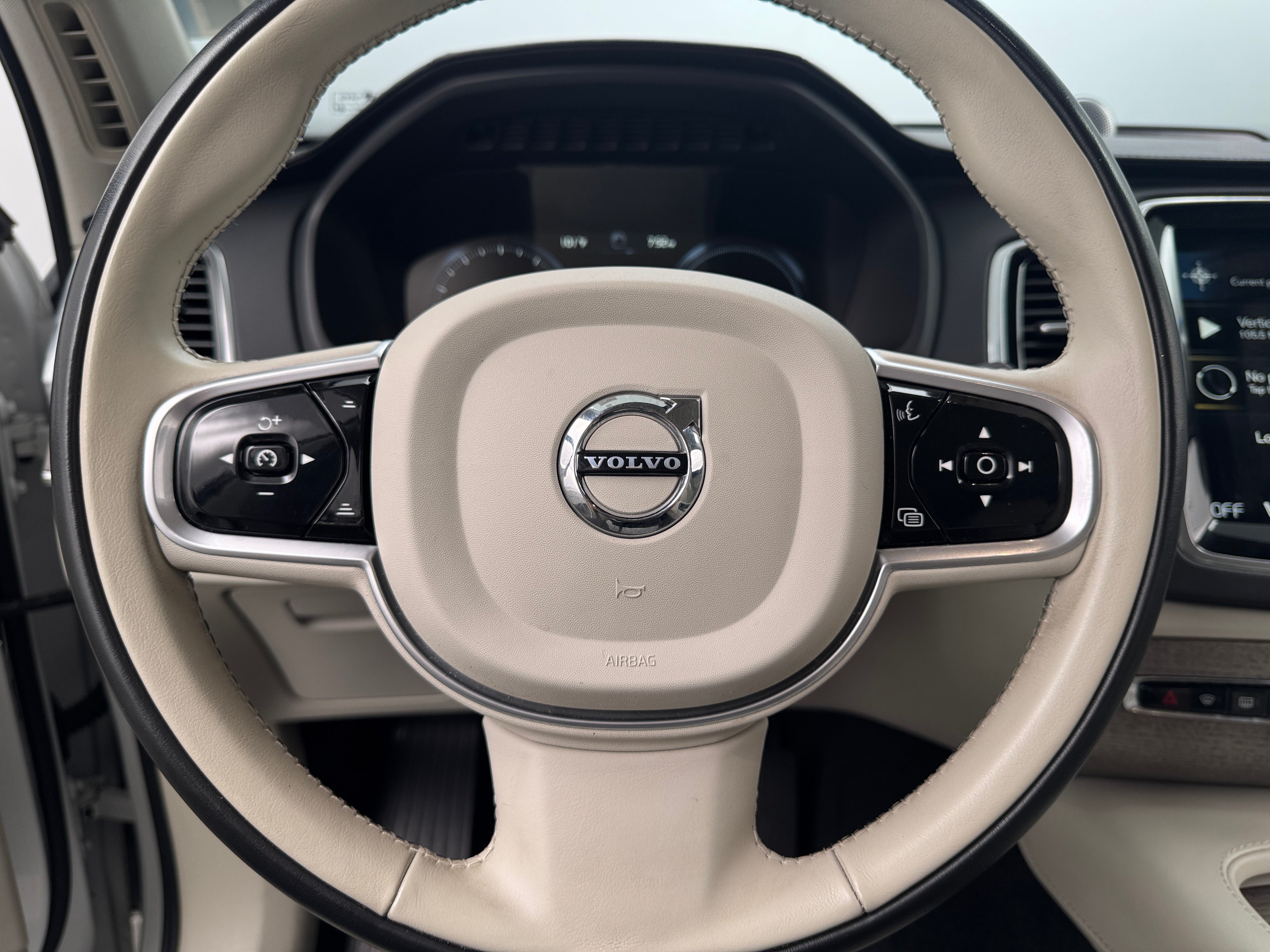 2022 Volvo XC90 T8 Plus 5