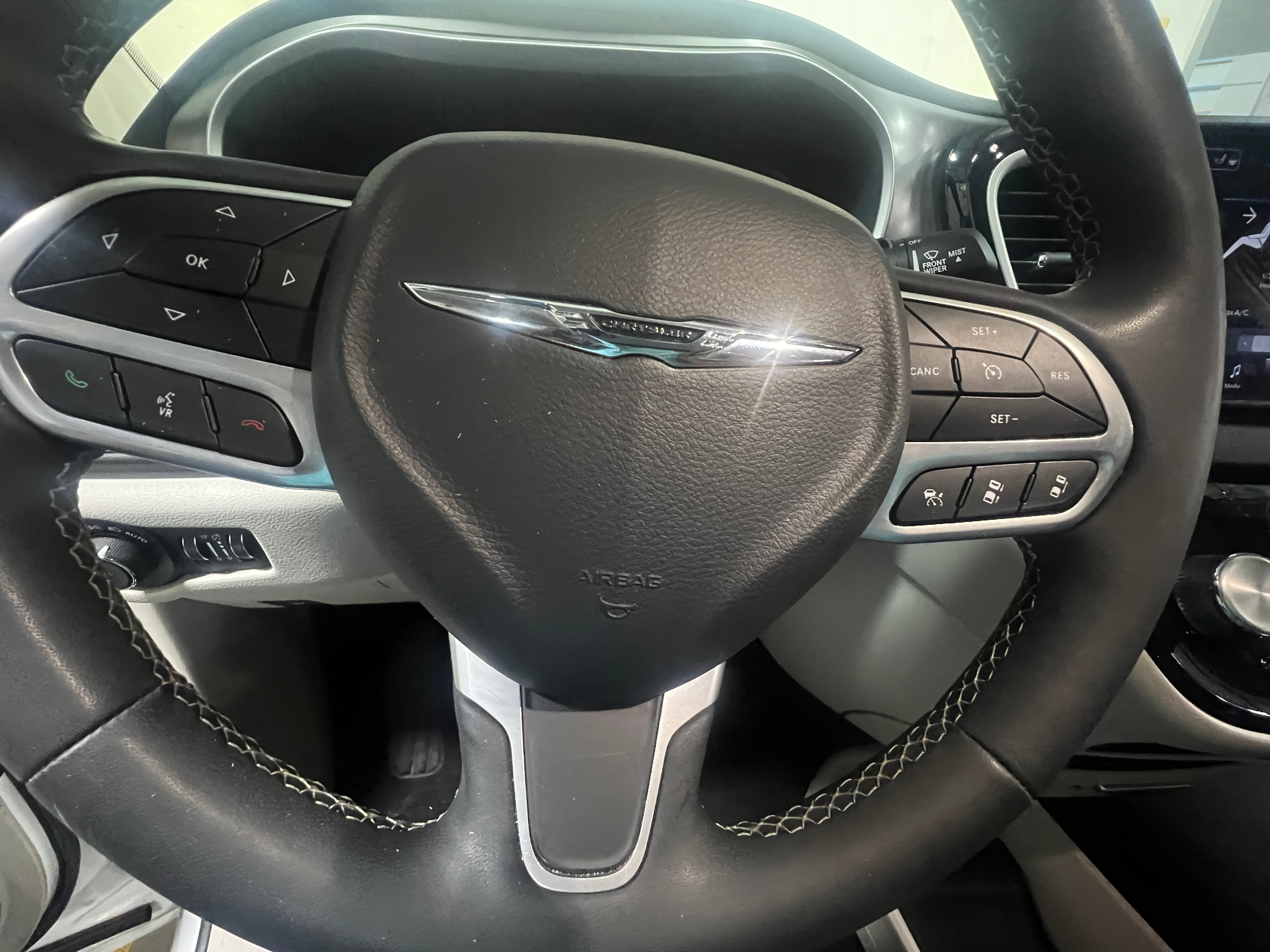 2023 Chrysler Pacifica Touring L 4
