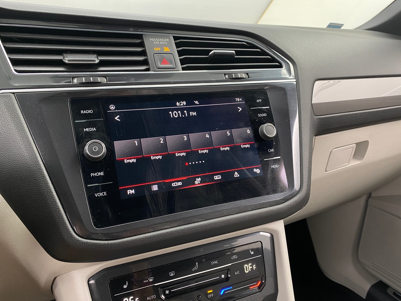 Thumbnail: 2022 Volkswagen Tiguan - 3