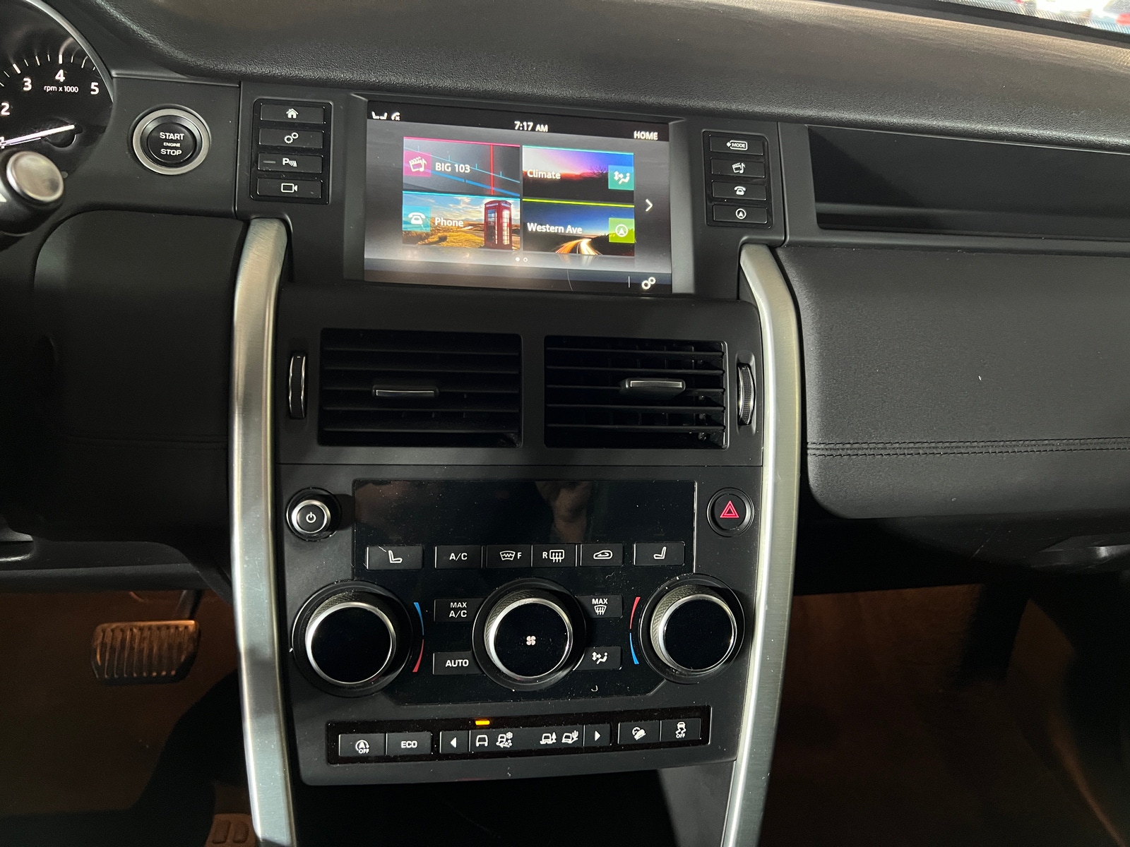 Thumbnail: 2019 Land Rover Discovery Sport - 3