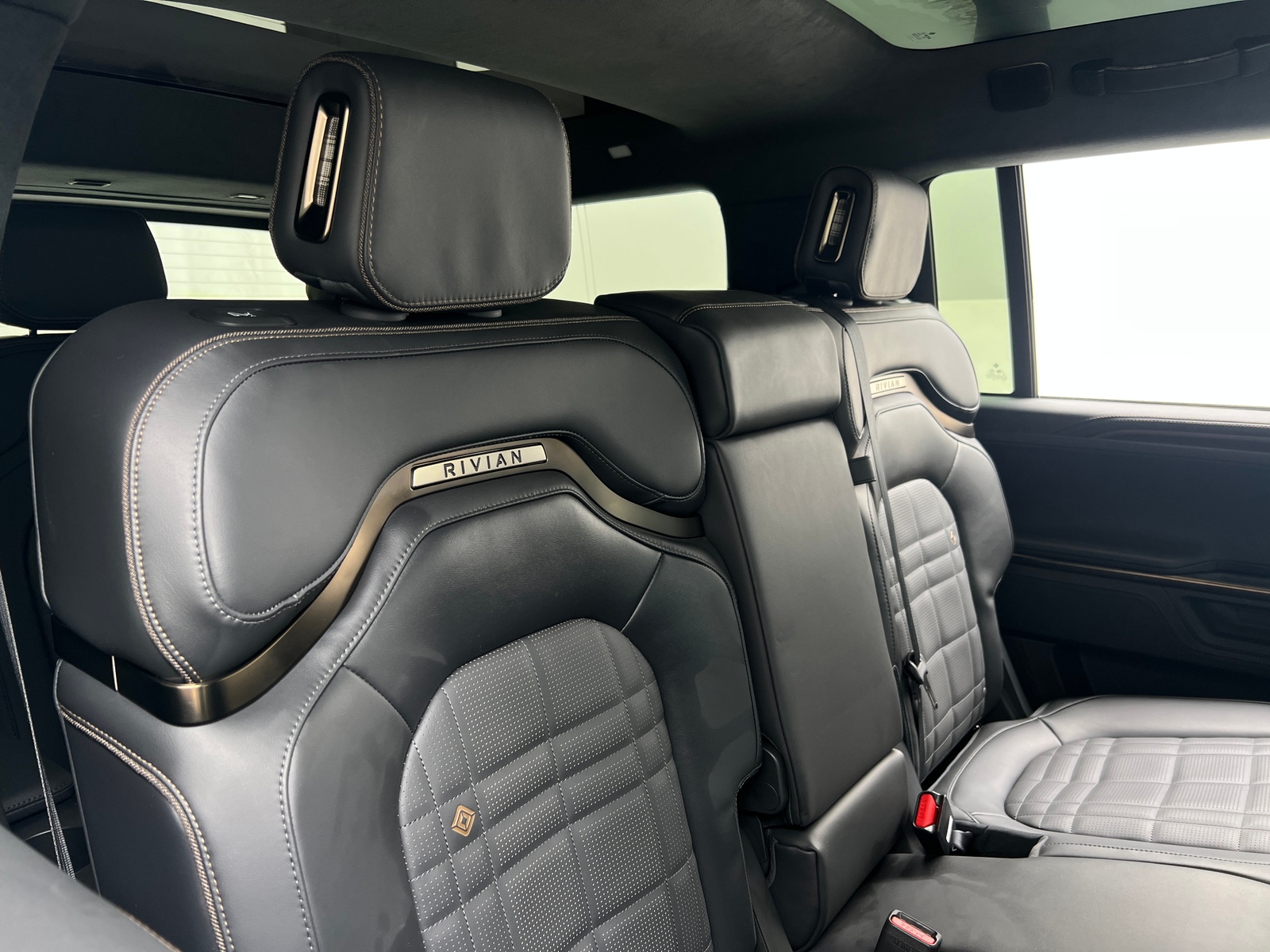 Thumbnail: 2025 Rivian R1S - 5