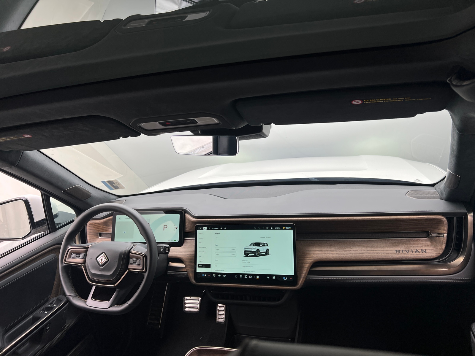 Thumbnail: 2025 Rivian R1S - 2