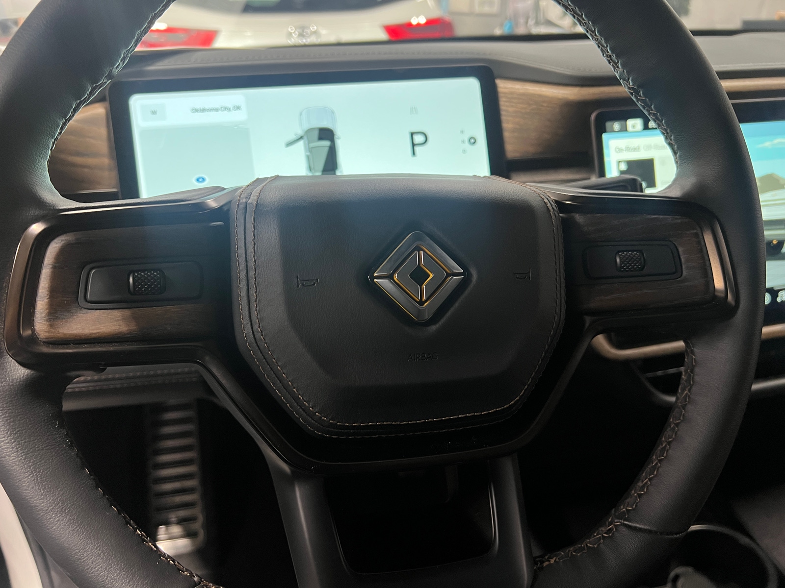 Thumbnail: 2025 Rivian R1S - 4