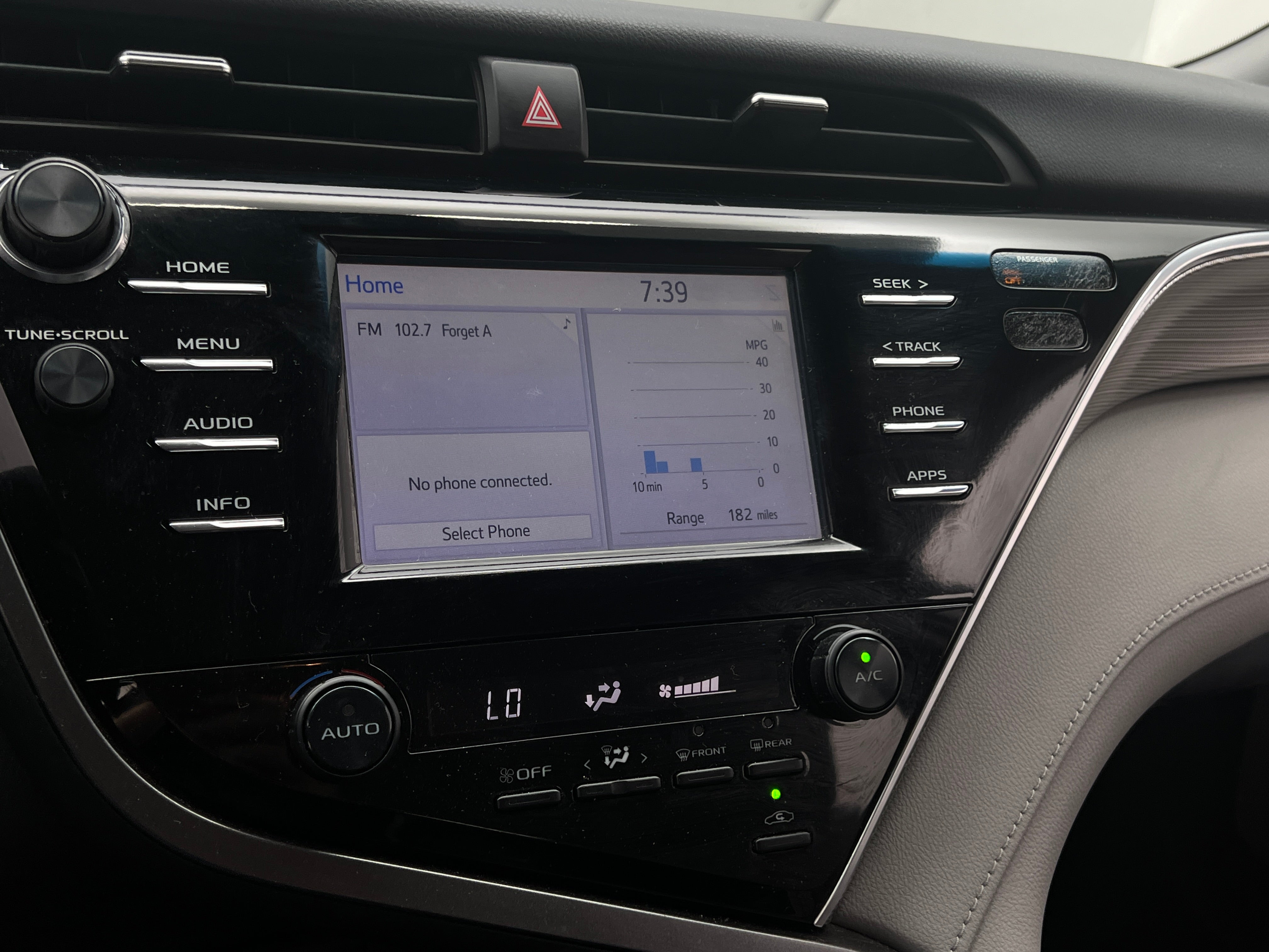 2018 Toyota Camry SE 3