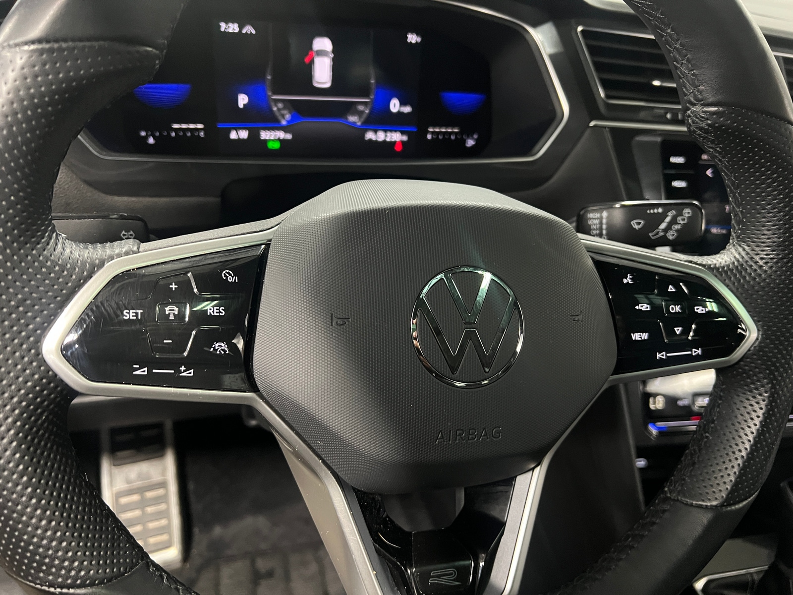 Thumbnail: 2022 Volkswagen Tiguan - 4
