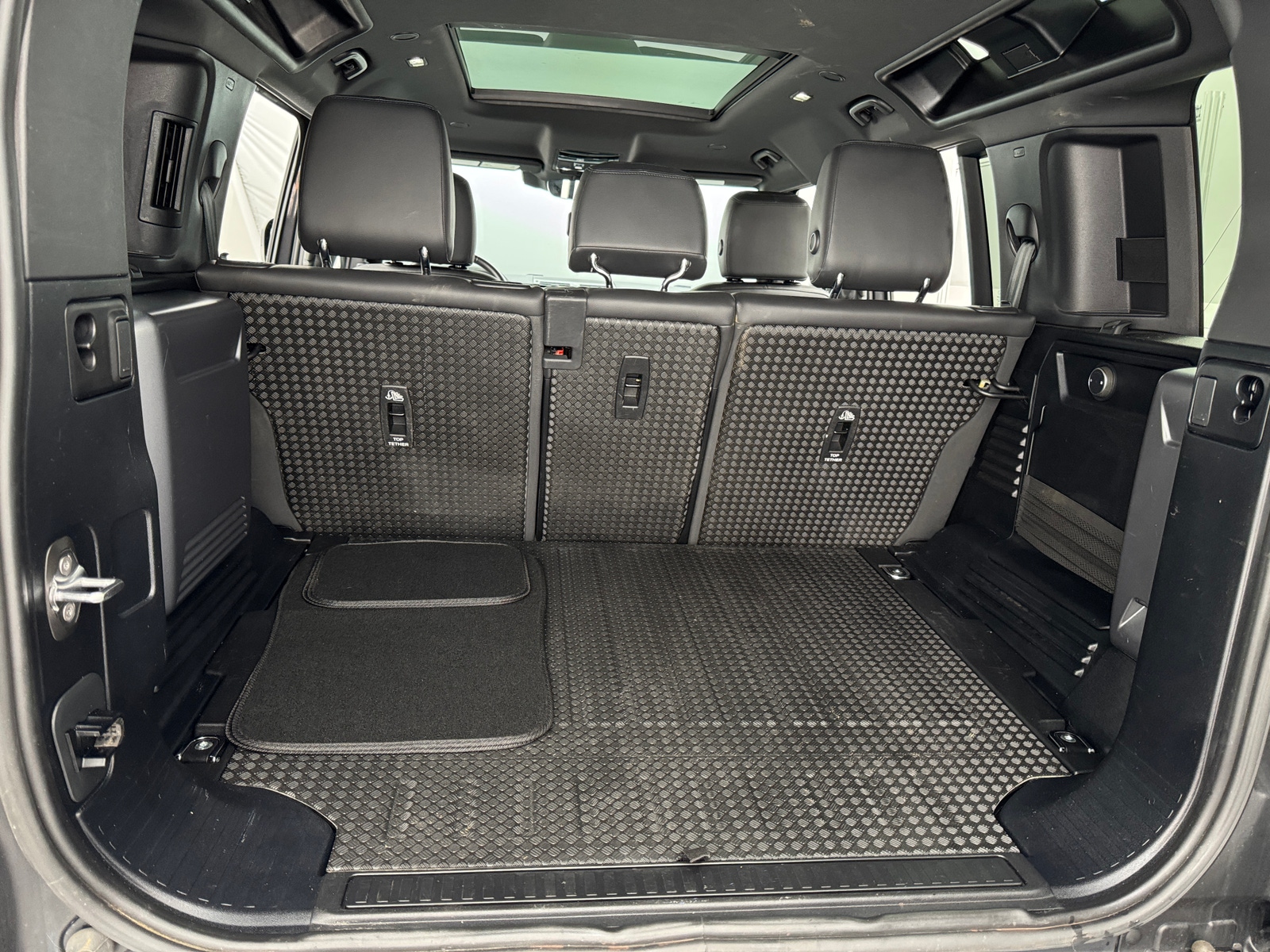 Thumbnail: 2023 Land Rover Defender - 6