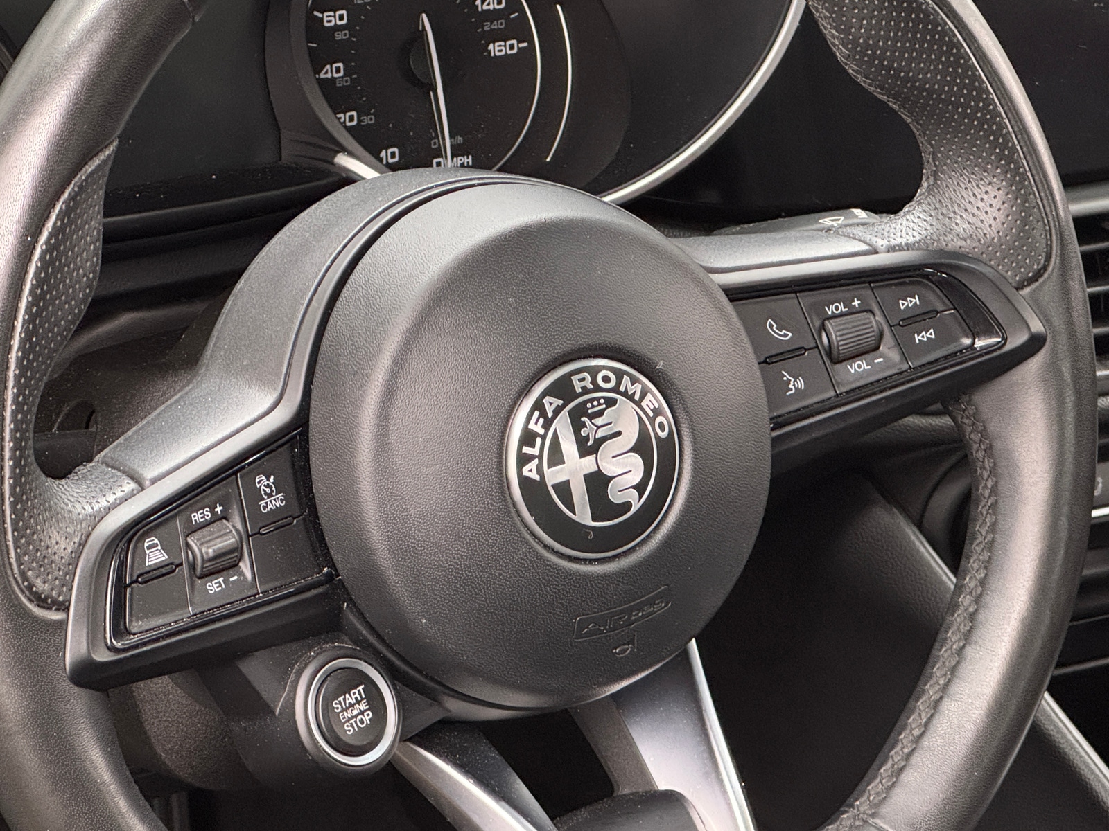 Thumbnail: 2021 Alfa Romeo Giulia - 4
