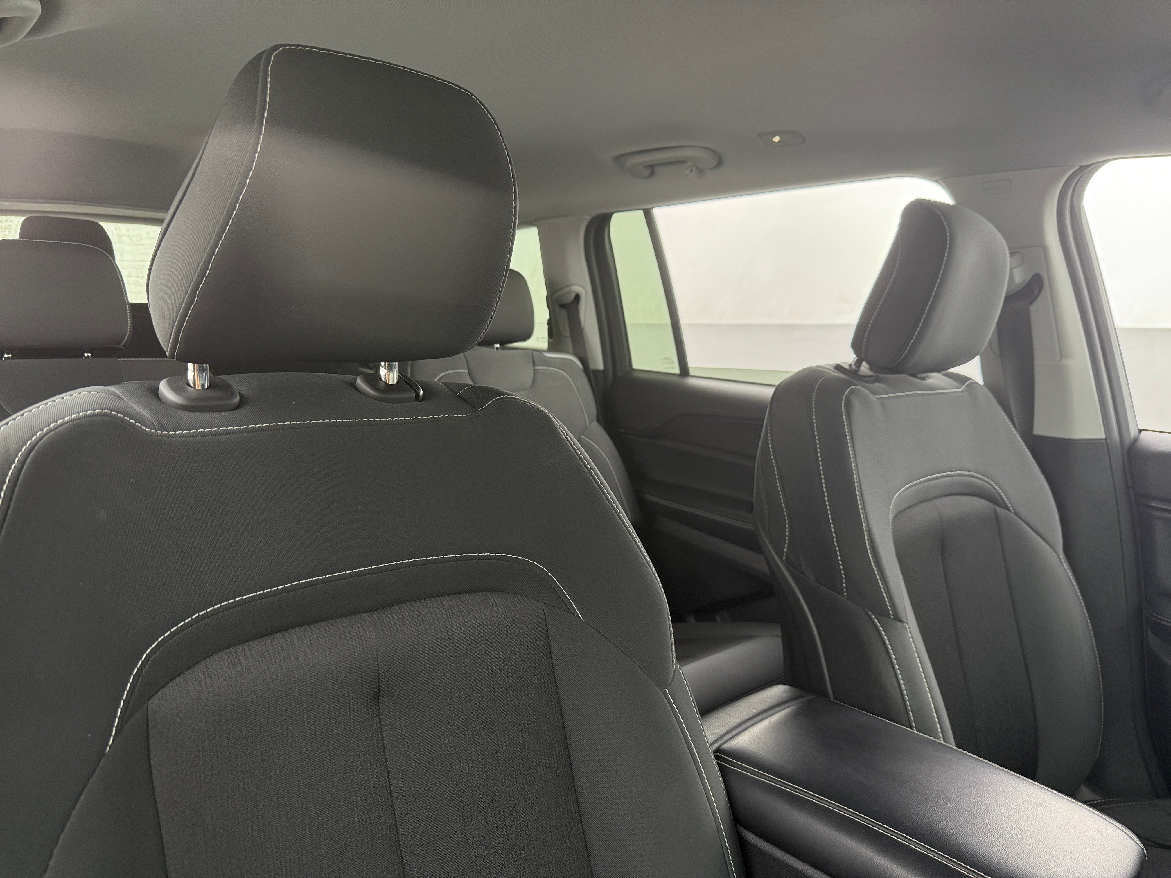 2022 Jeep Grand Cherokee L Laredo 2