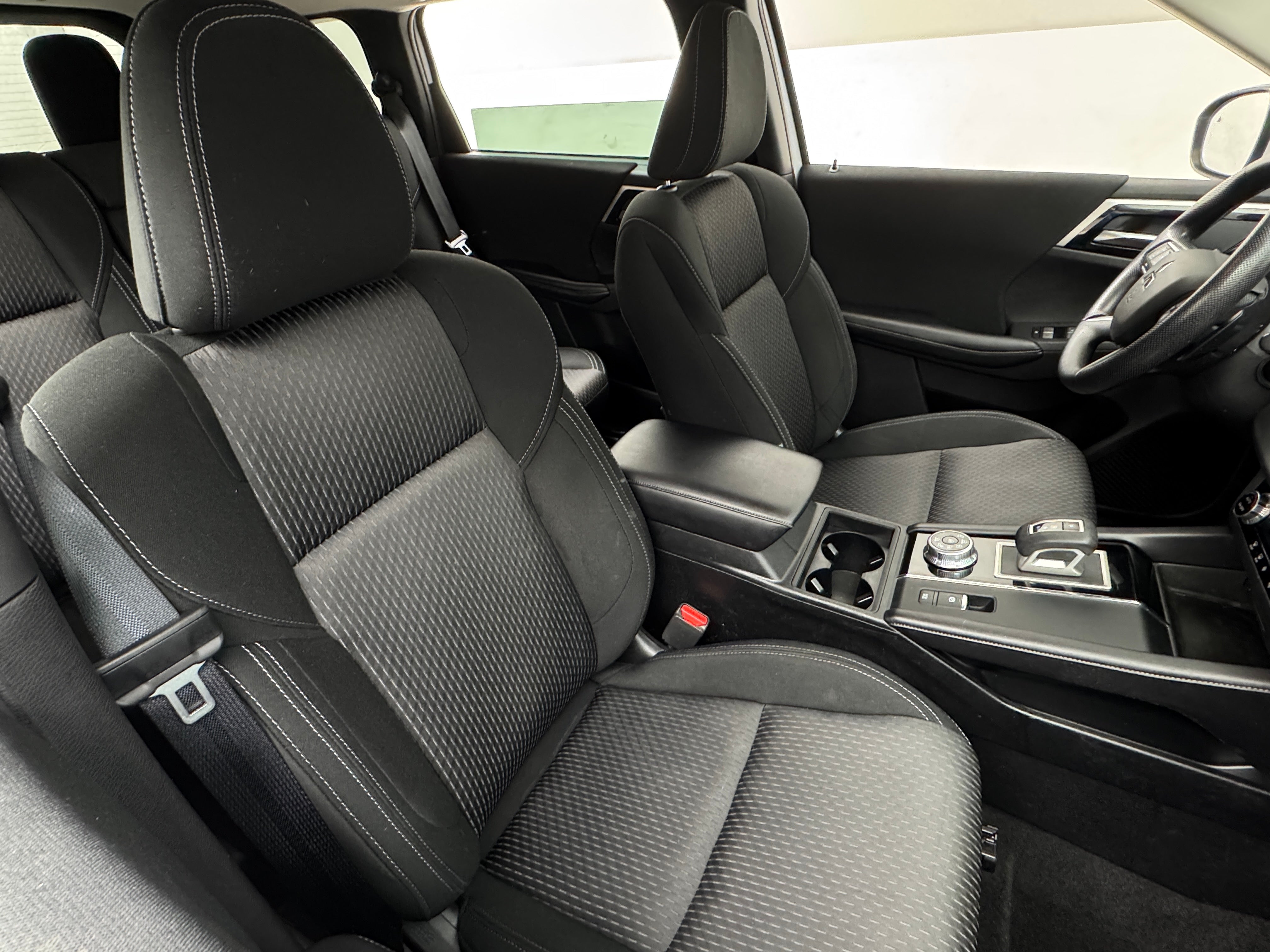 2022 Mitsubishi Outlander ES 2