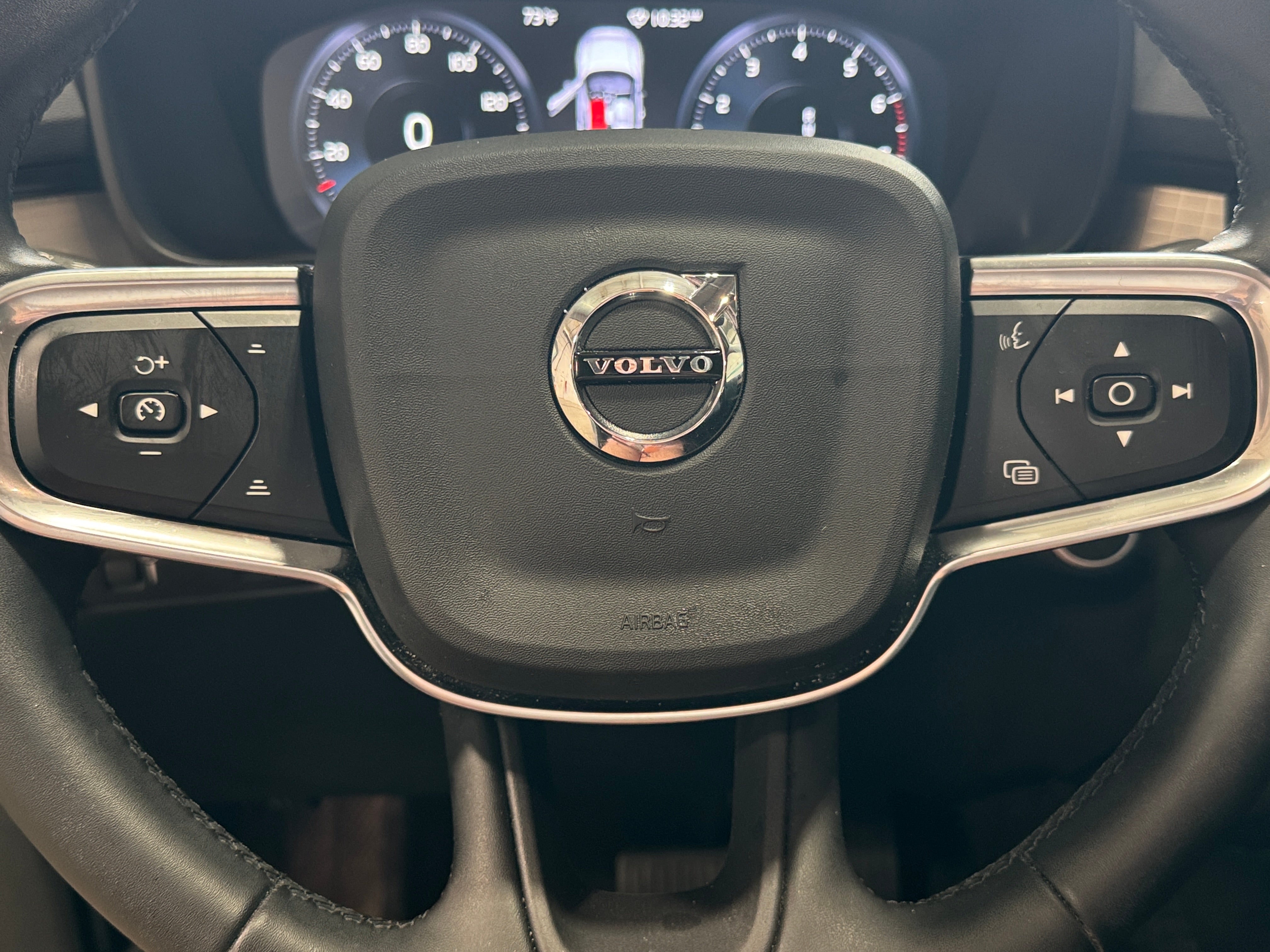 2022 Volvo XC40 T4 Momentum 4