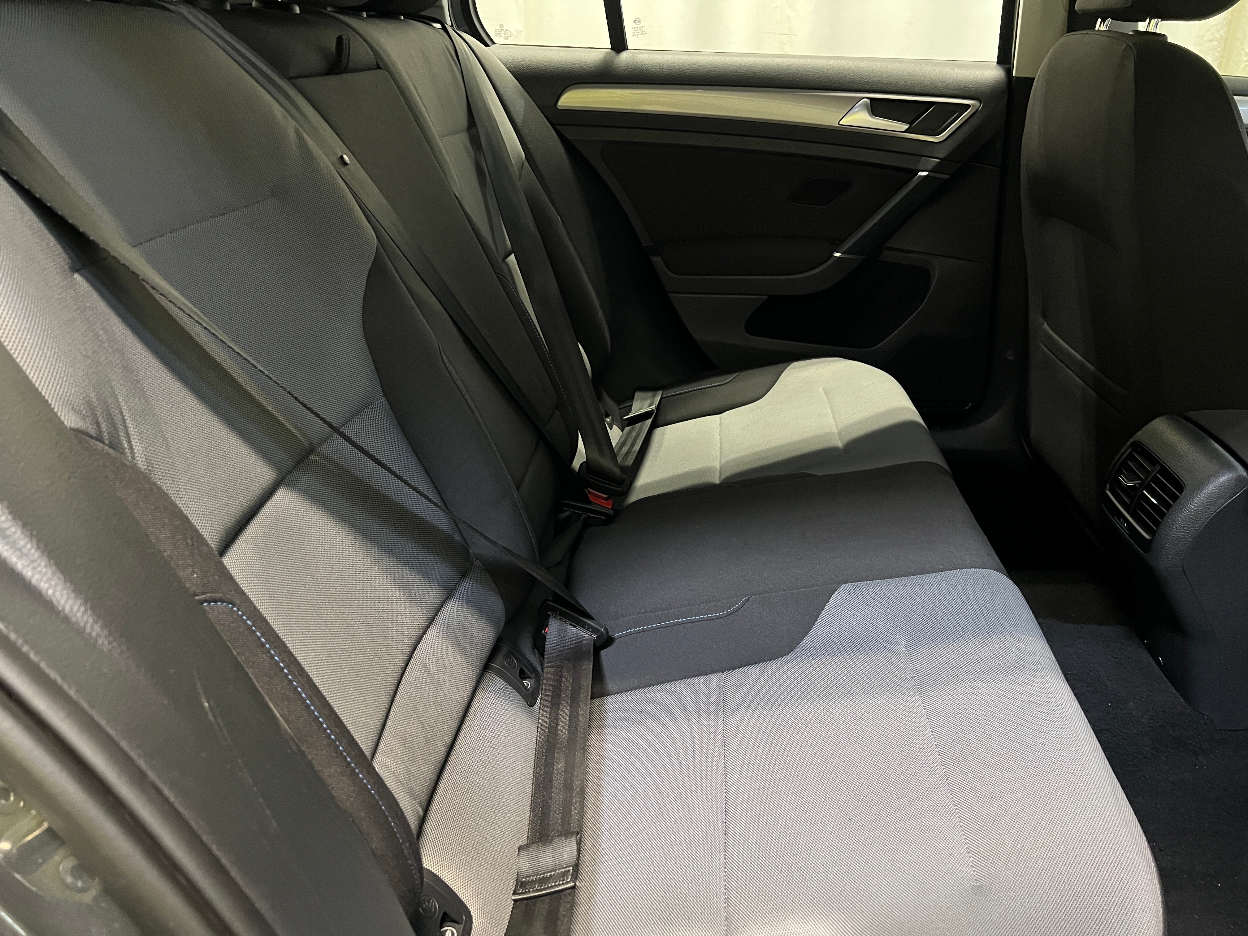 2016 Volkswagen e-Golf SE 6