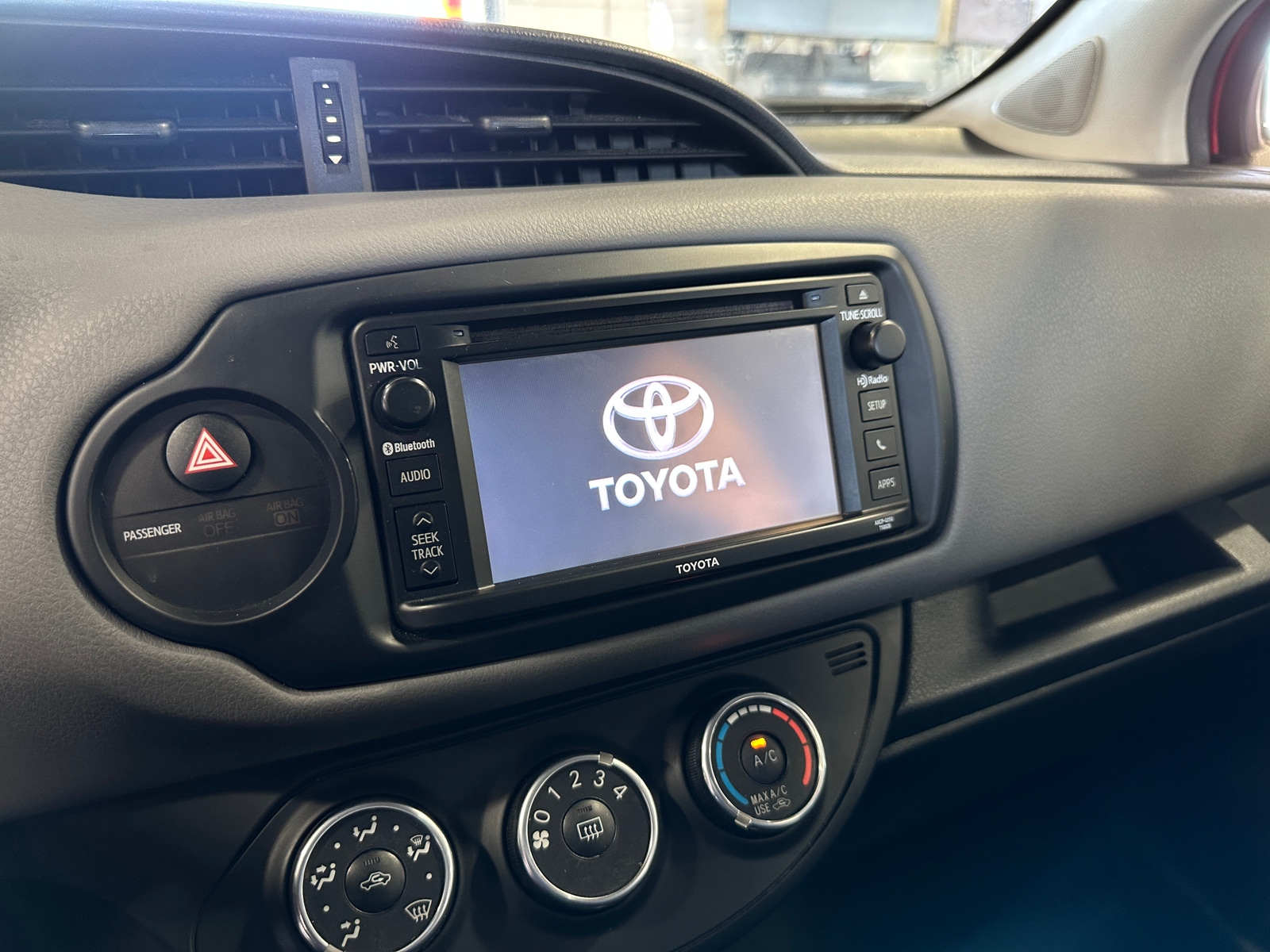 Thumbnail: 2015 Toyota Yaris - 4