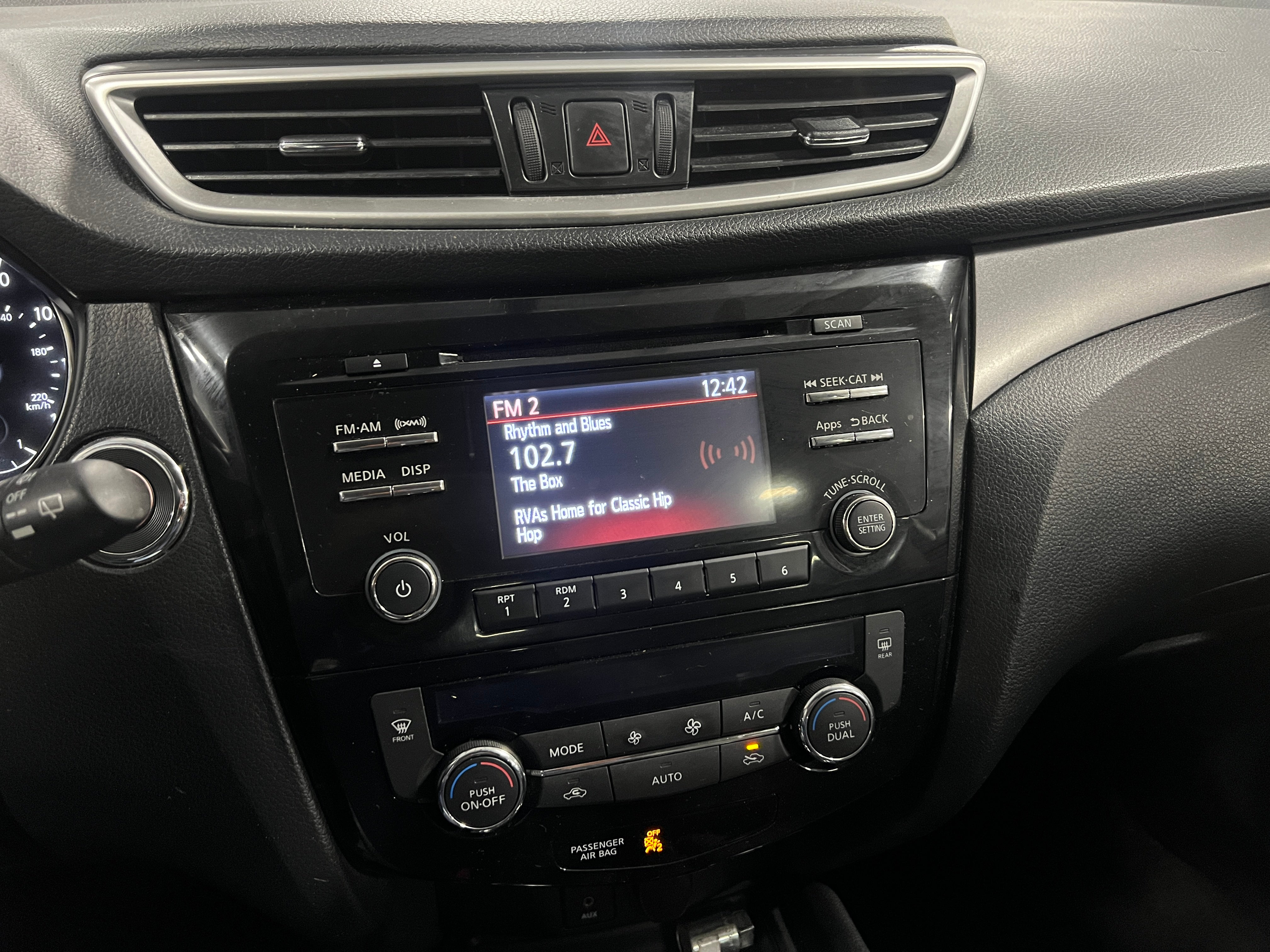 2016 Nissan Rogue SV 4