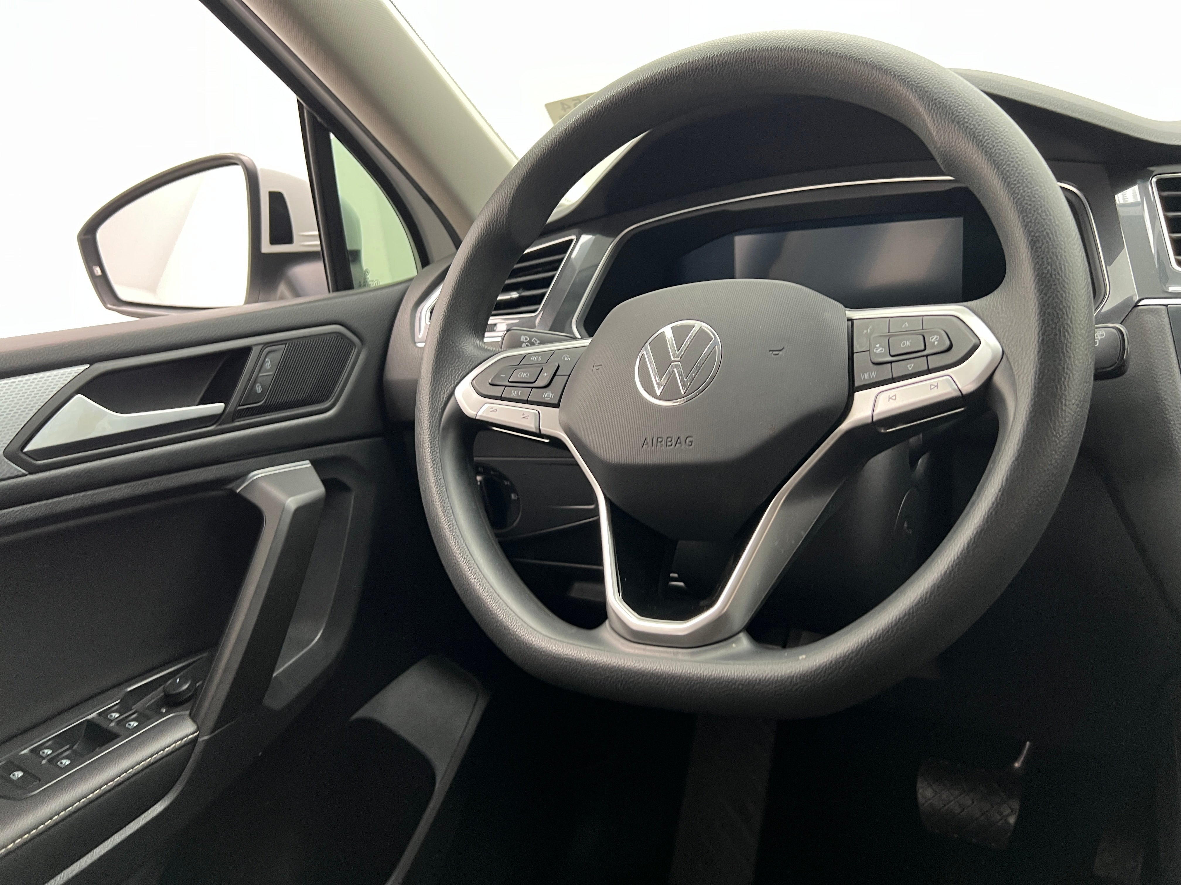 Thumbnail: 2022 Volkswagen Tiguan - 5