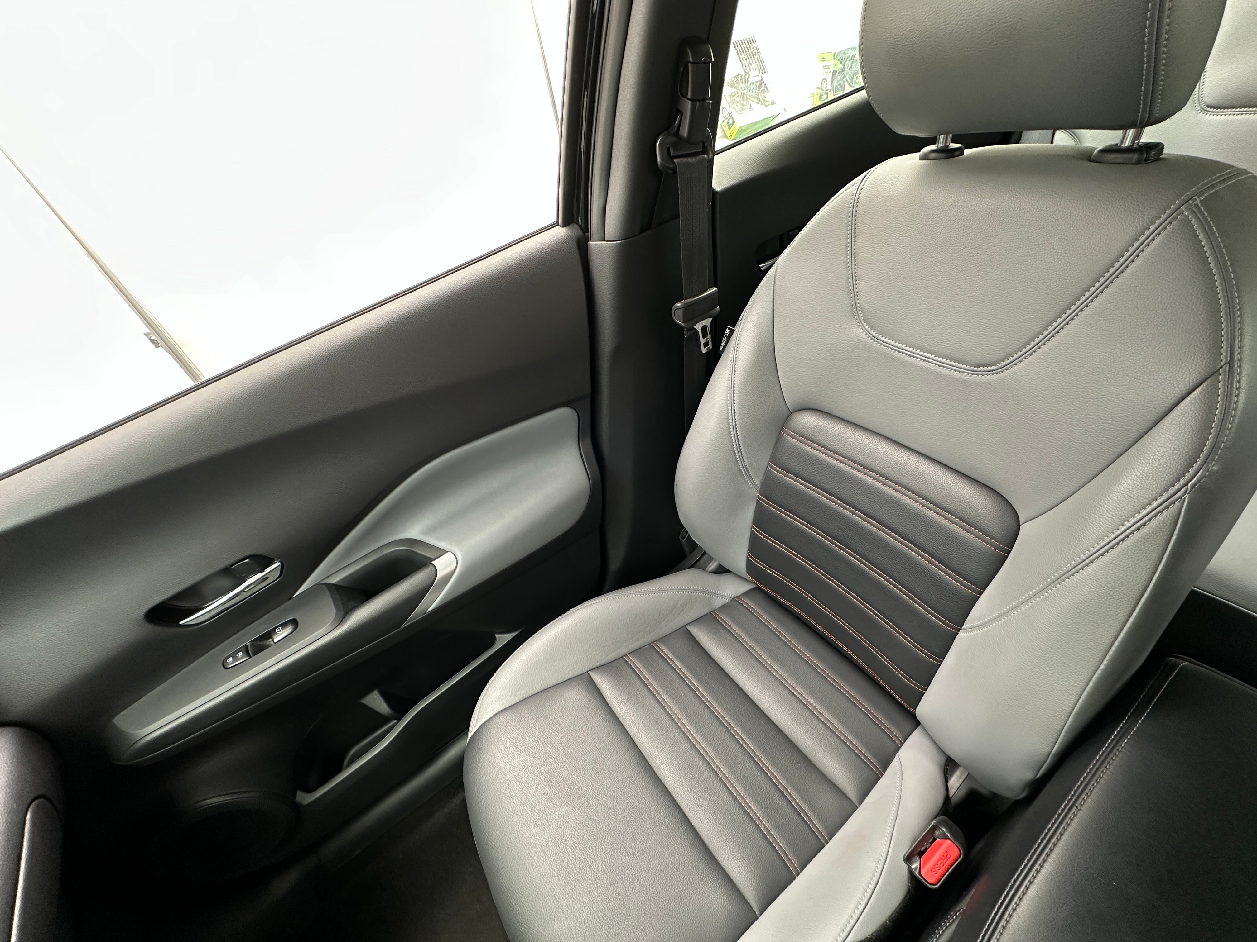 2023 Nissan Kicks SR 2