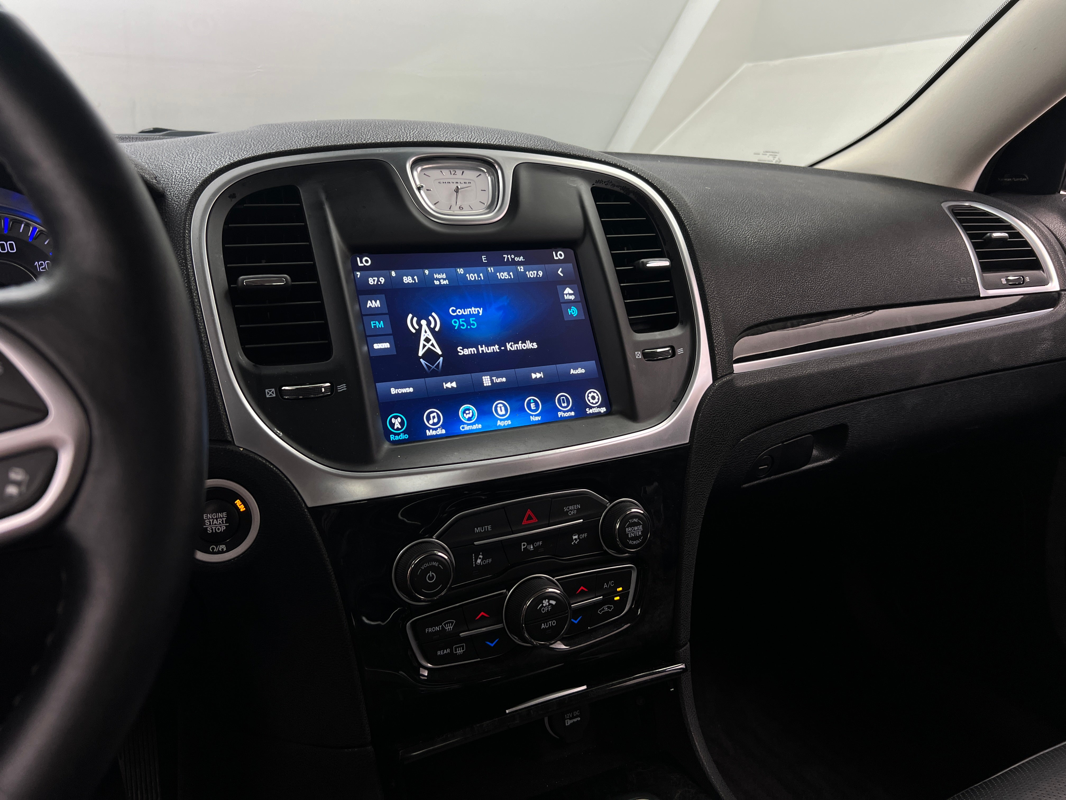 2017 Chrysler 300 C 3