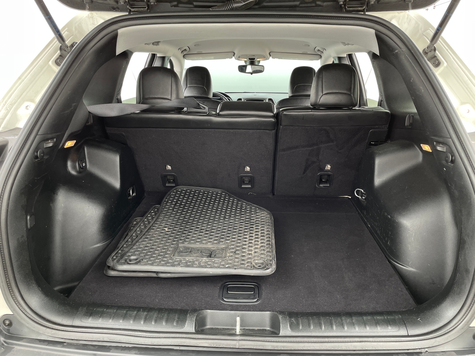 Thumbnail: 2019 Jeep Cherokee - 7