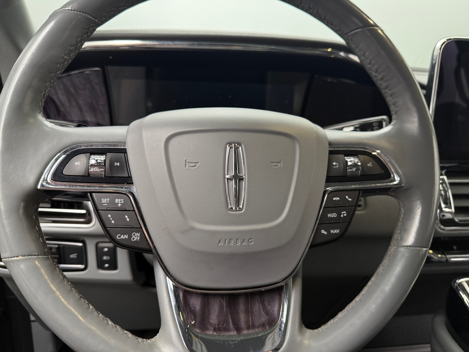Thumbnail: 2021 Lincoln Navigator - 4