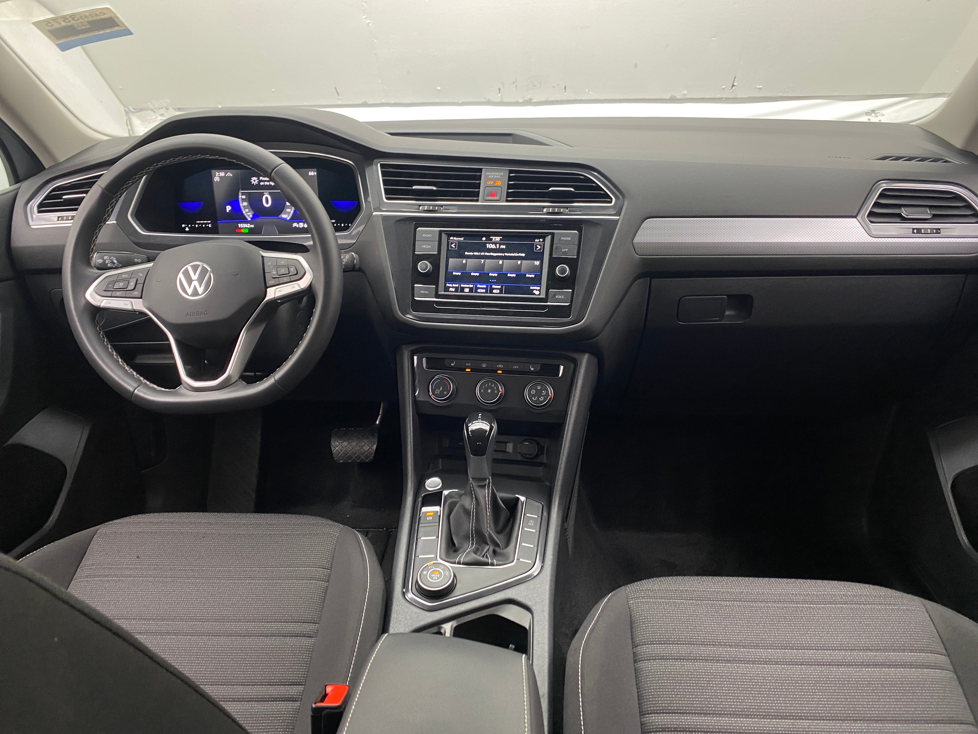 Thumbnail: 2023 Volkswagen Tiguan - 3