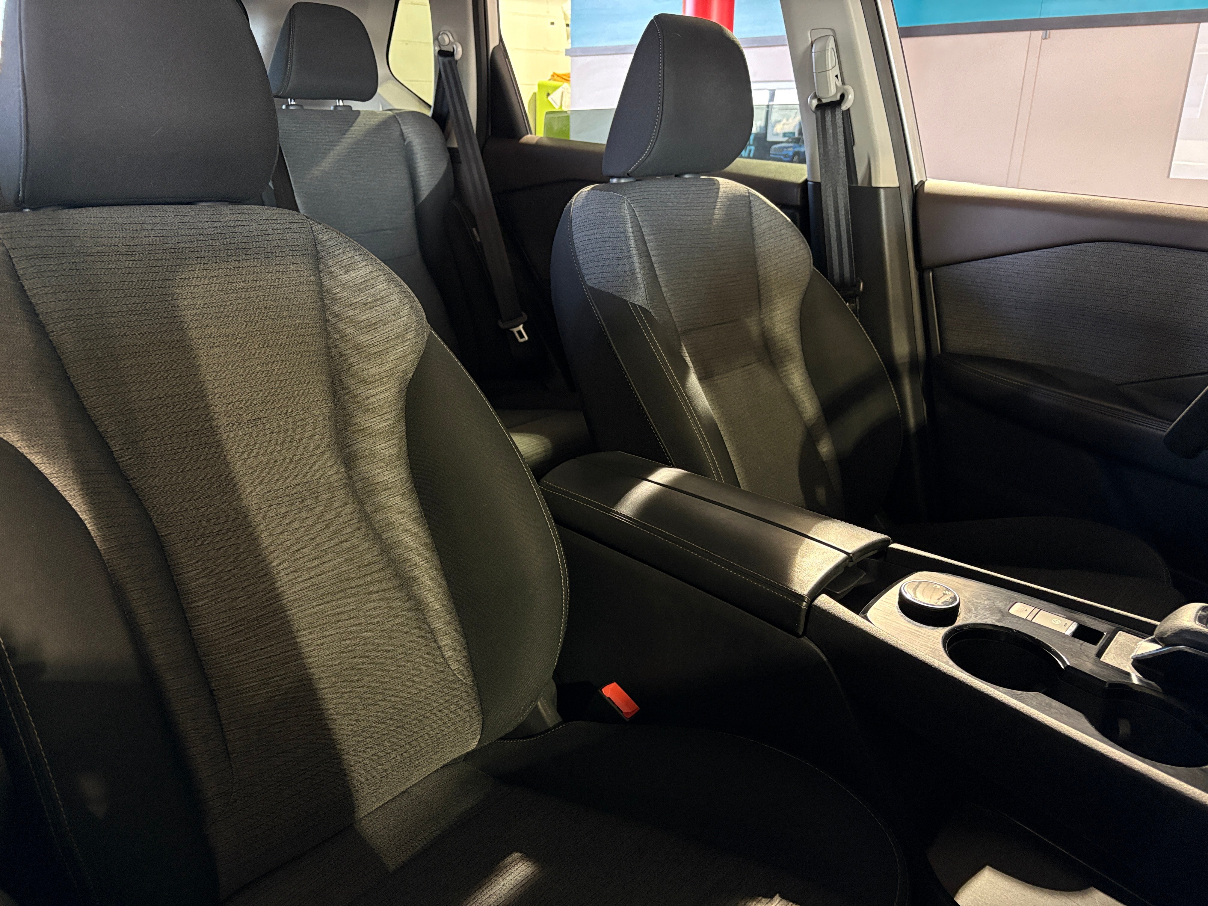 2022 Nissan Rogue SV 2