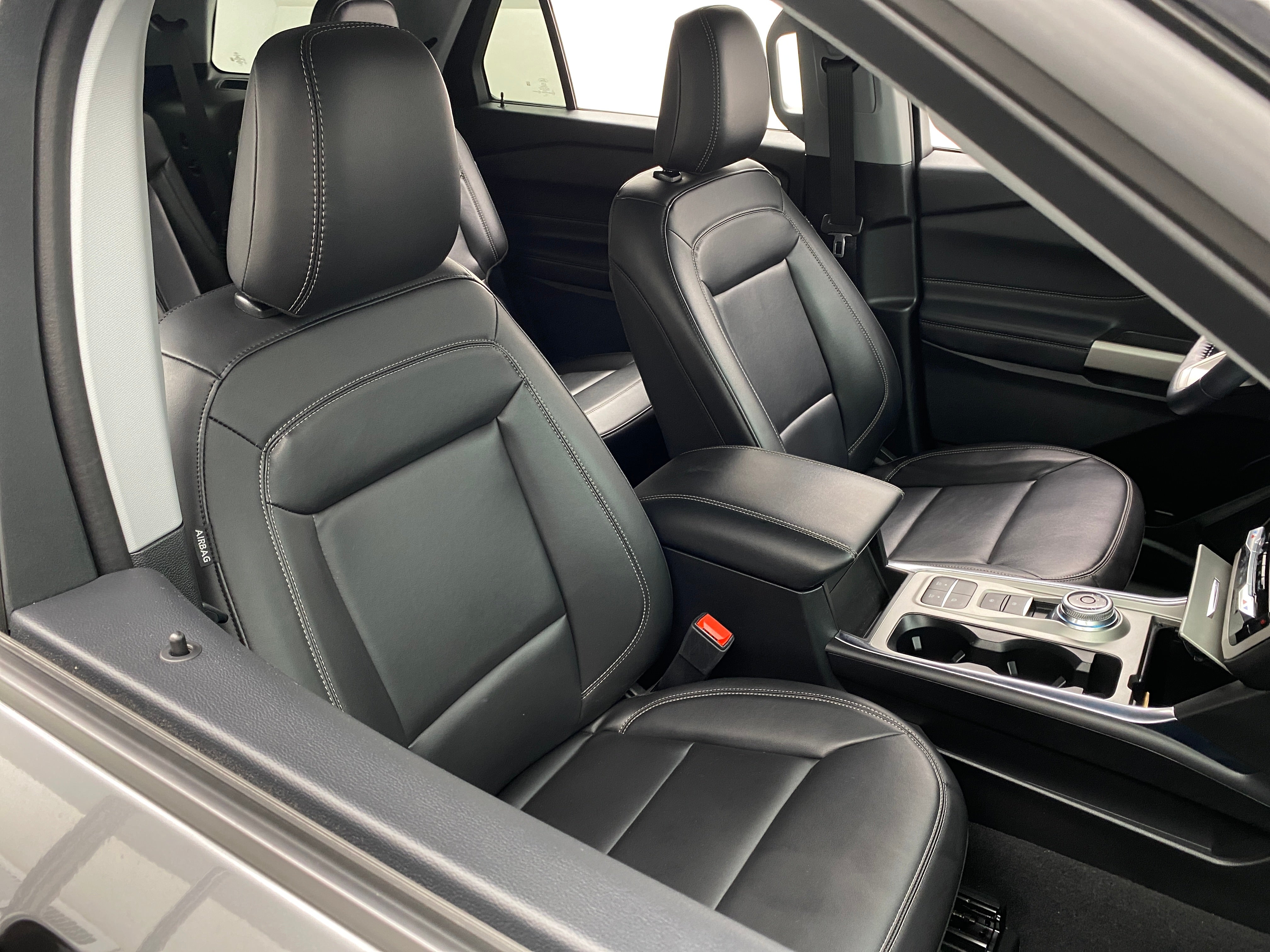 2023 Ford Explorer XLT 2