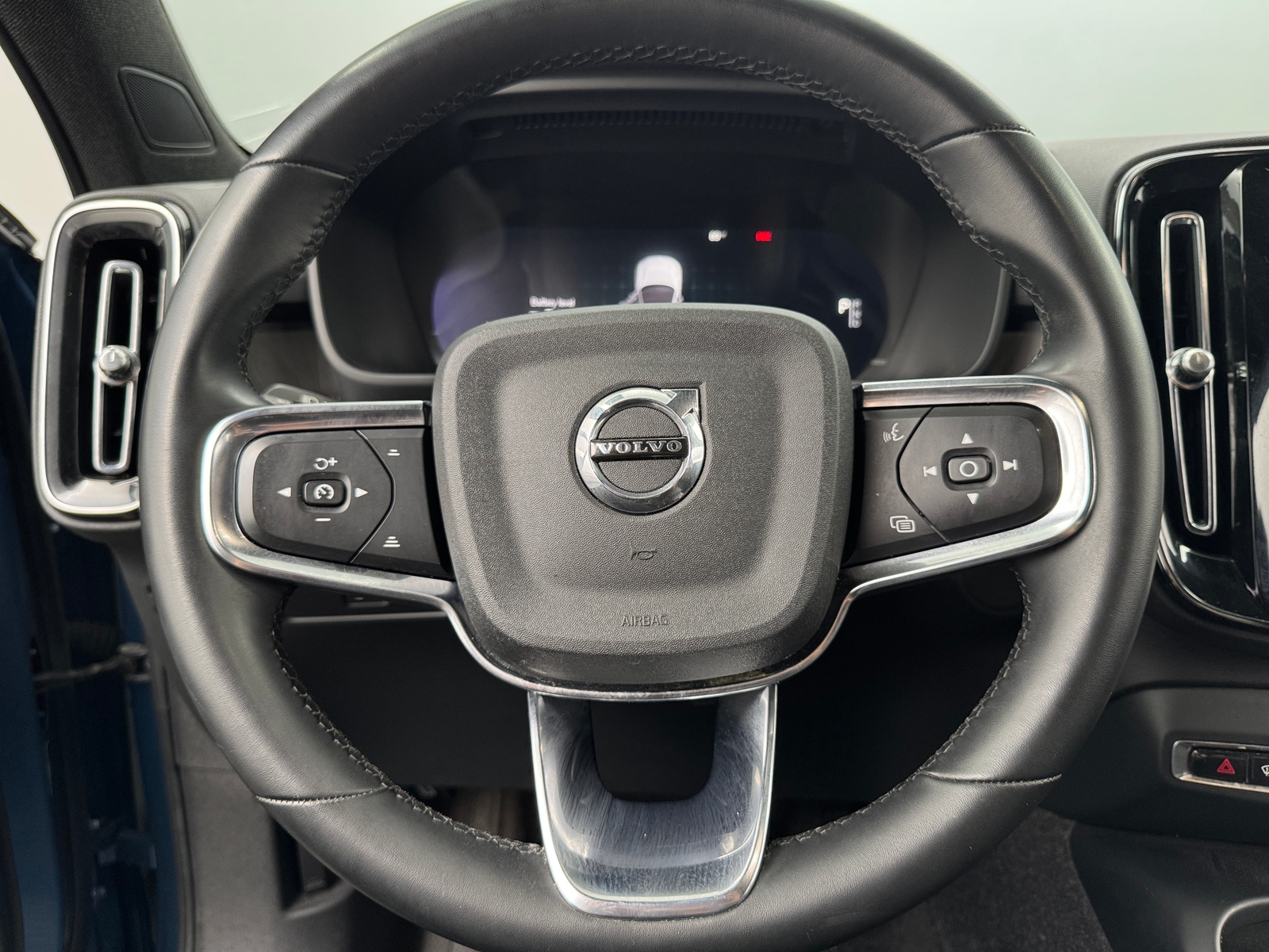 Thumbnail: 2023 Volvo C40 - 4