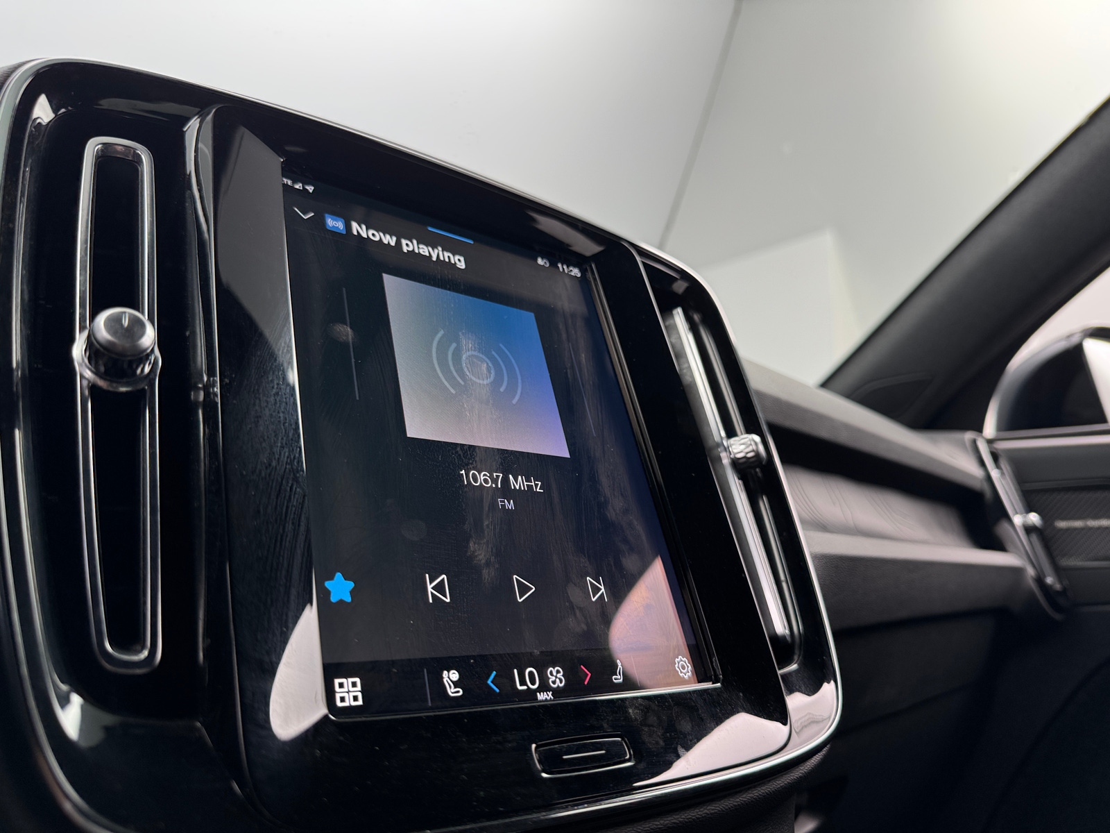 Thumbnail: 2023 Volvo C40 - 3
