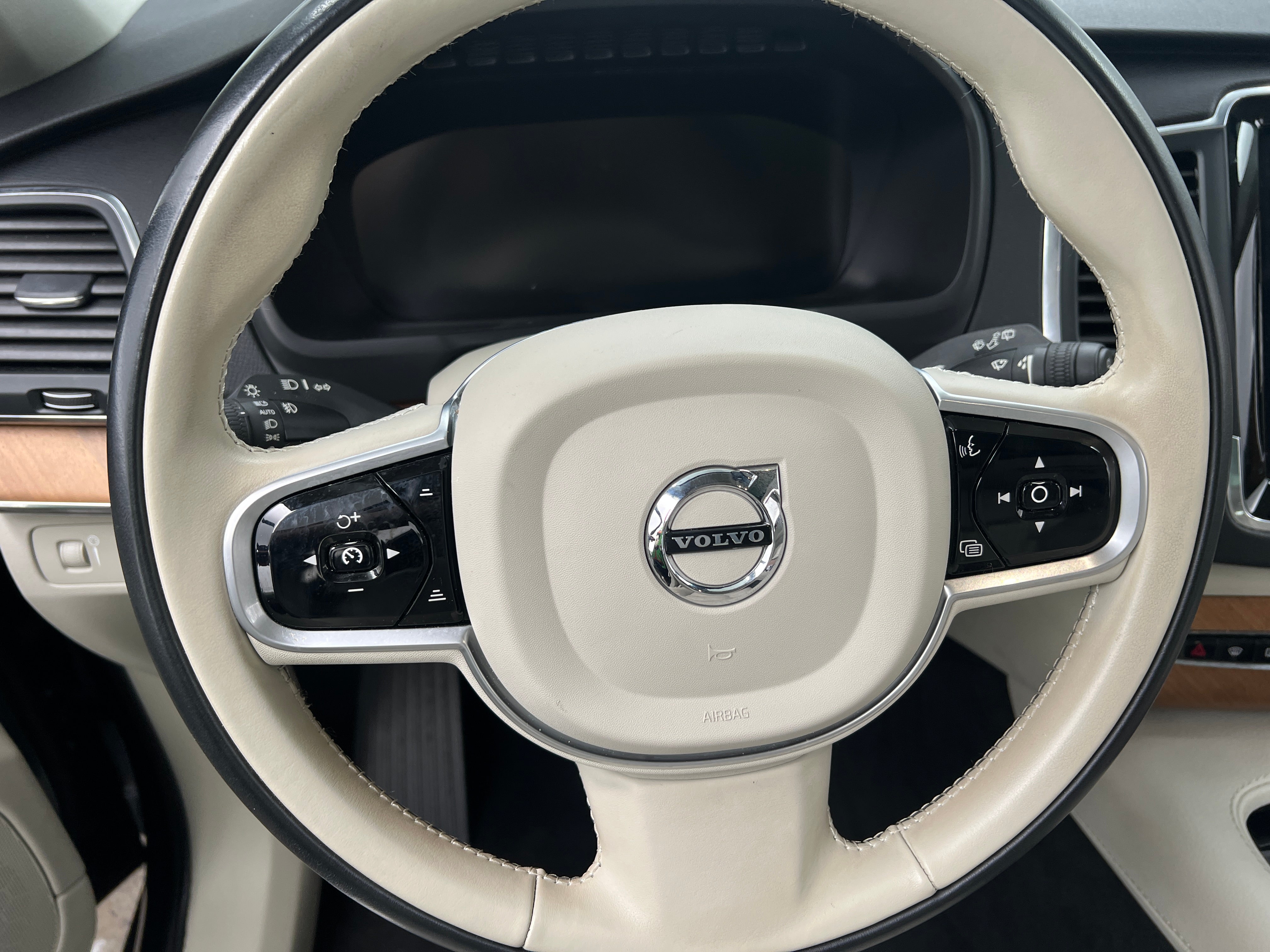 2021 Volvo XC90 T6 Momentum 4