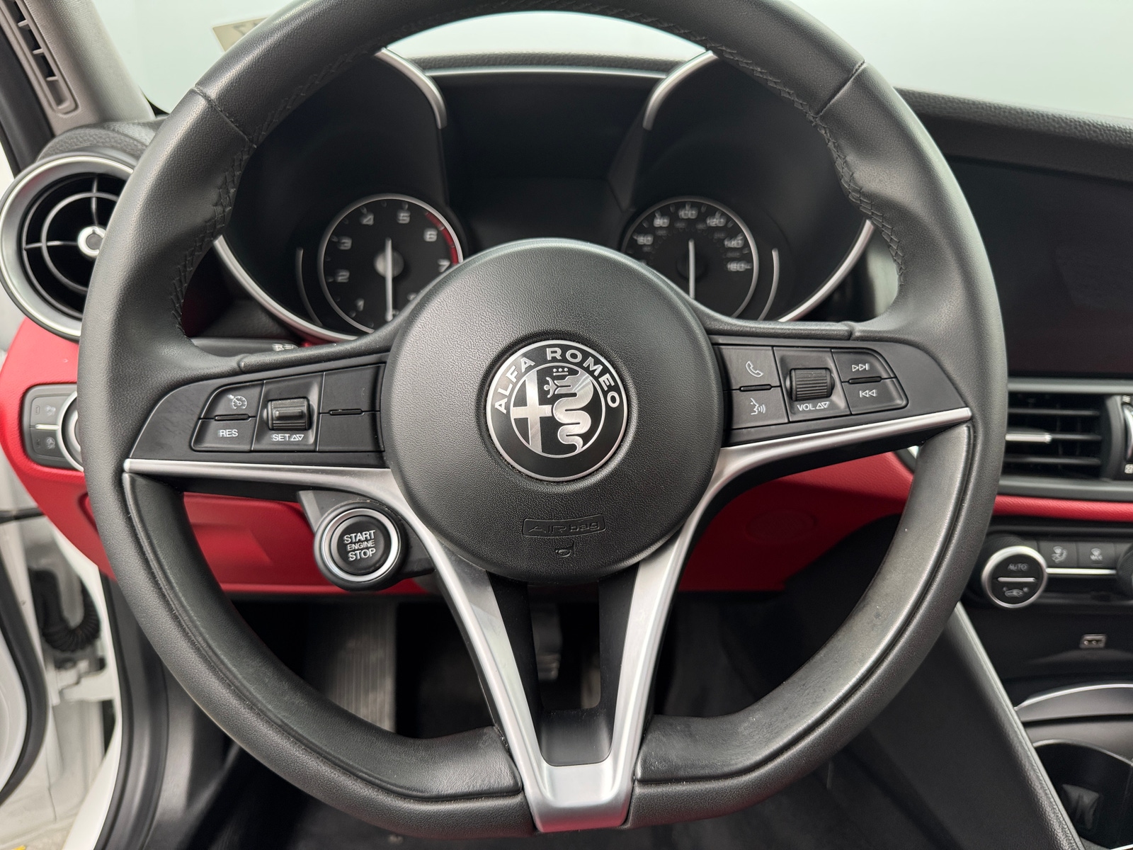 Thumbnail: 2019 Alfa Romeo Giulia - 4