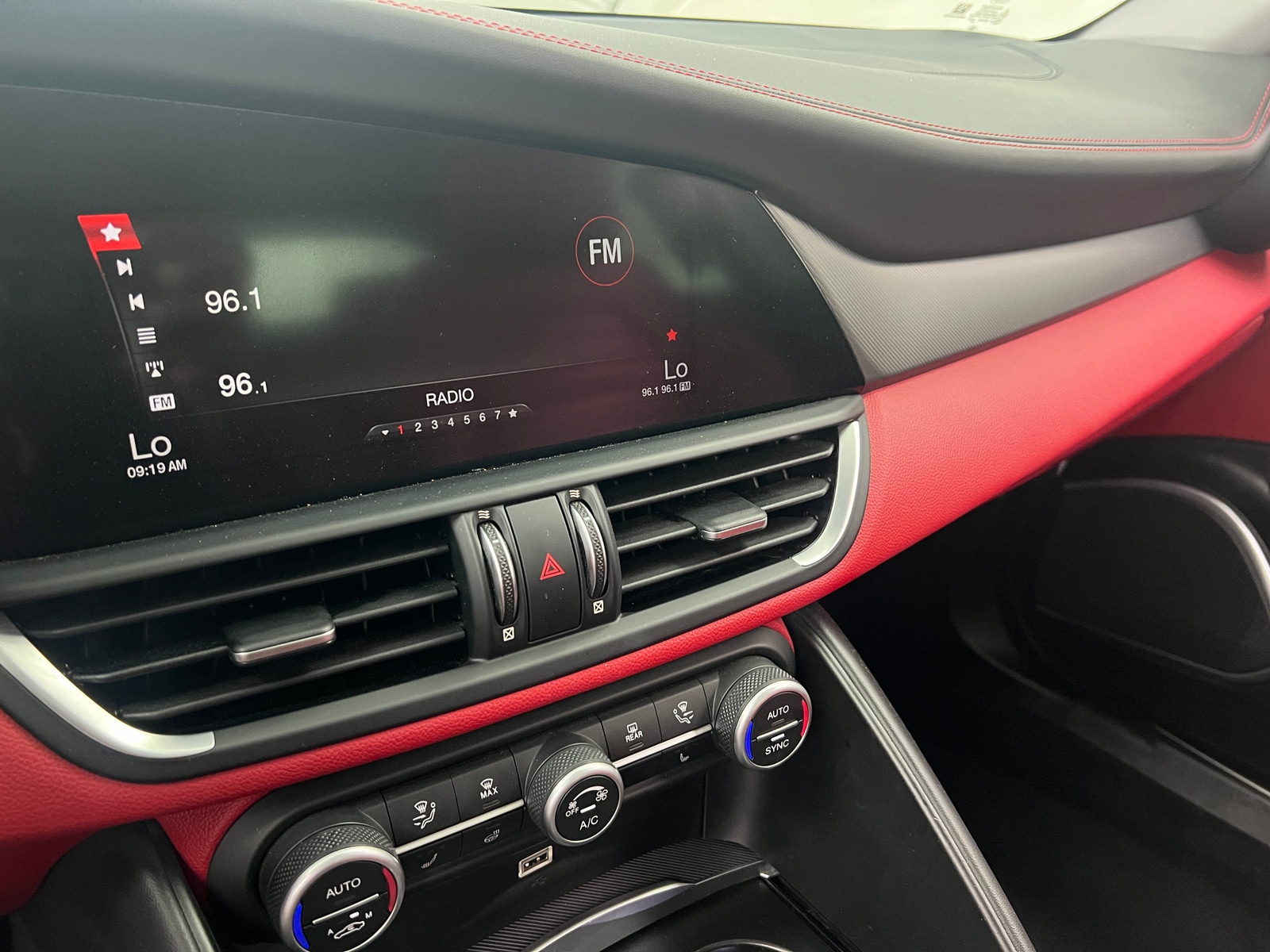 Thumbnail: 2019 Alfa Romeo Giulia - 3