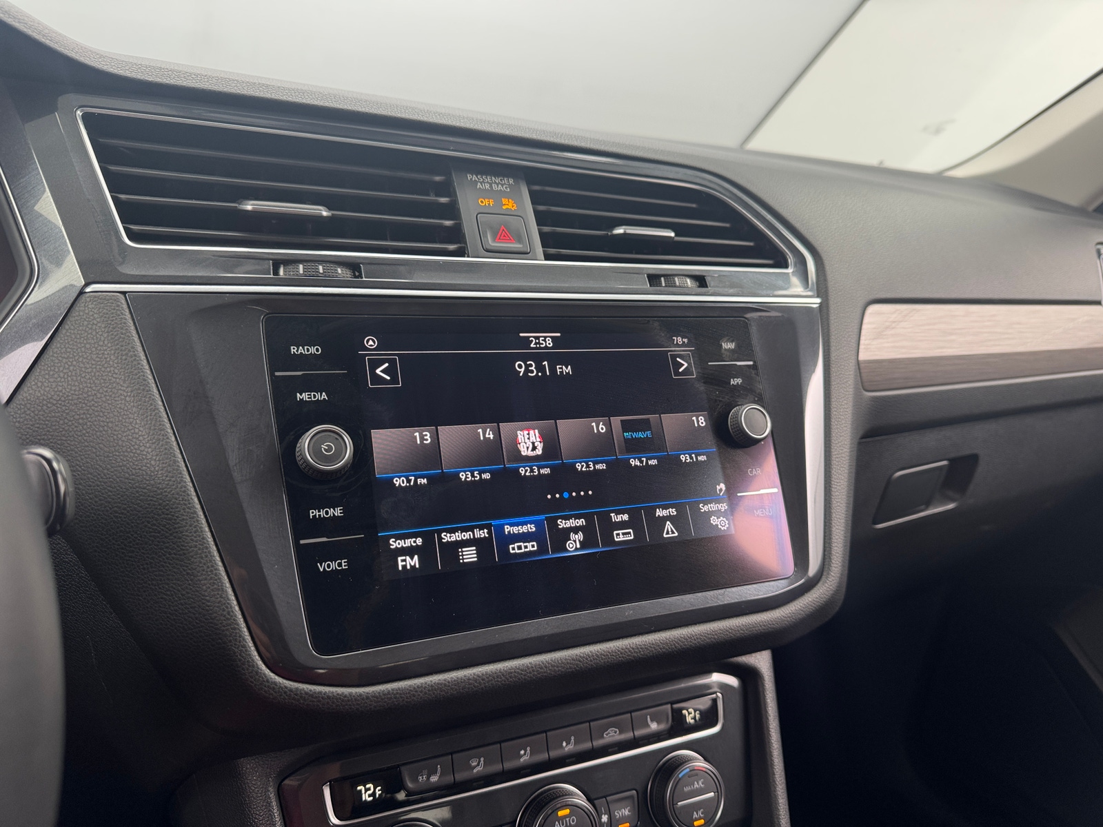 Thumbnail: 2021 Volkswagen Tiguan - 4