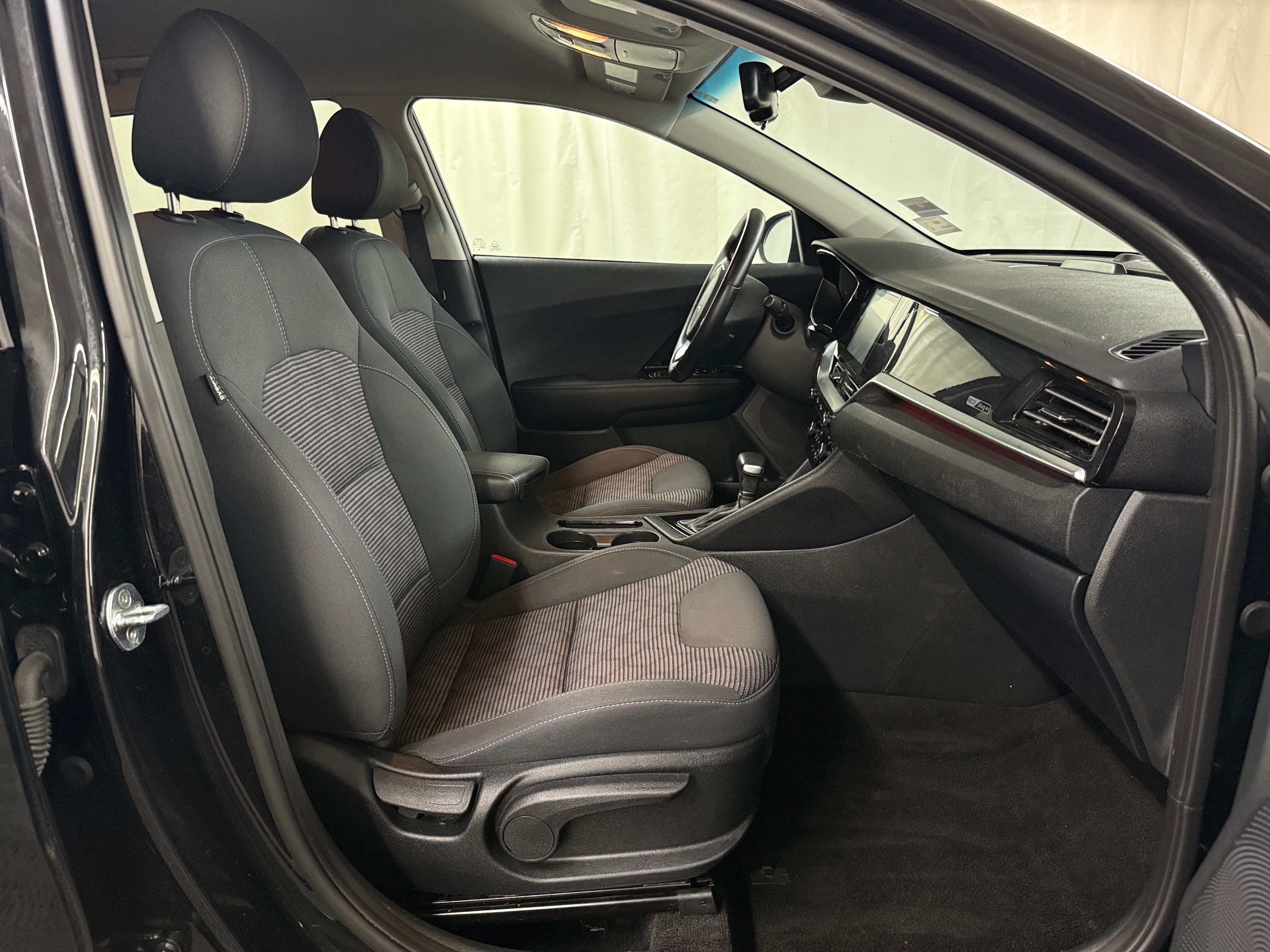 2022 Kia Niro LXS 2