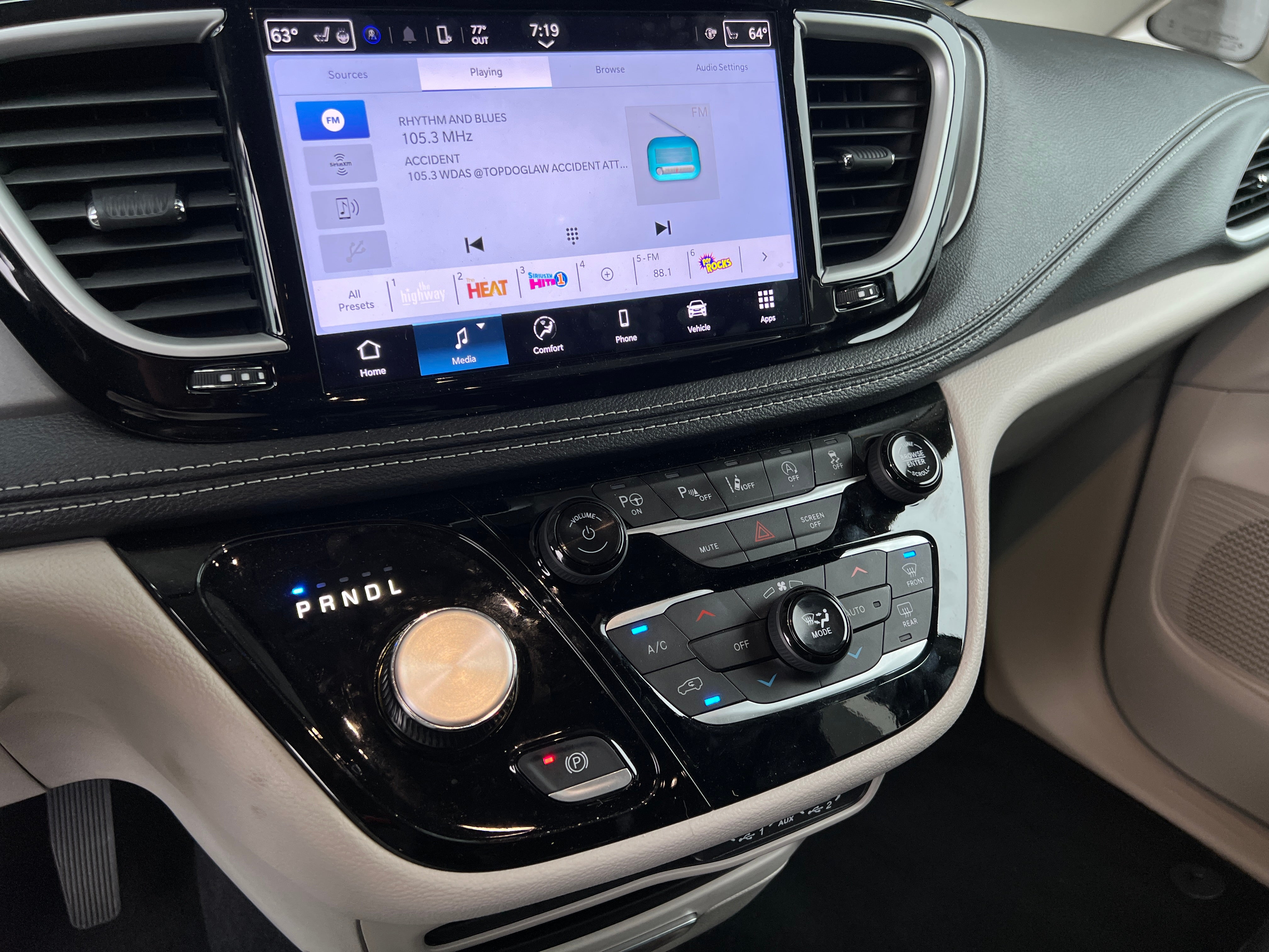 2024 Chrysler Pacifica Touring L 3