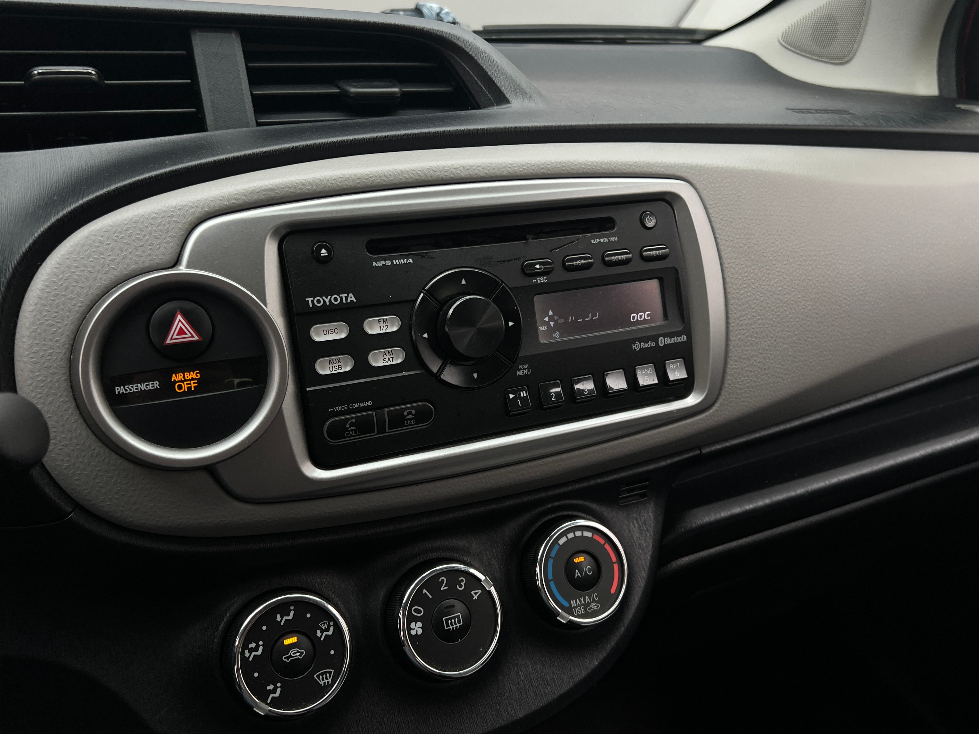 2013 Toyota Yaris LE 4
