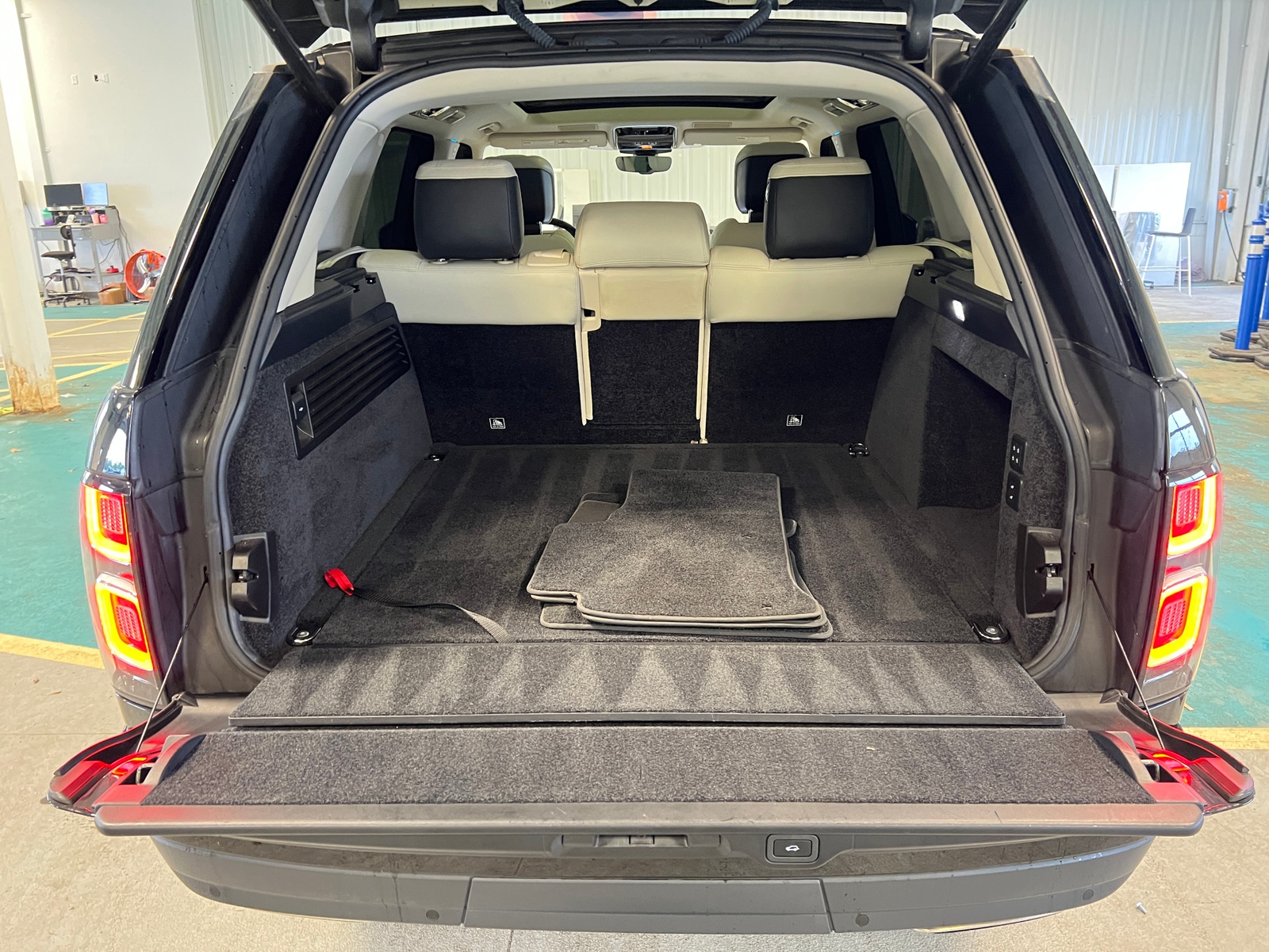 Thumbnail: 2022 Land Rover Range Rover - 6